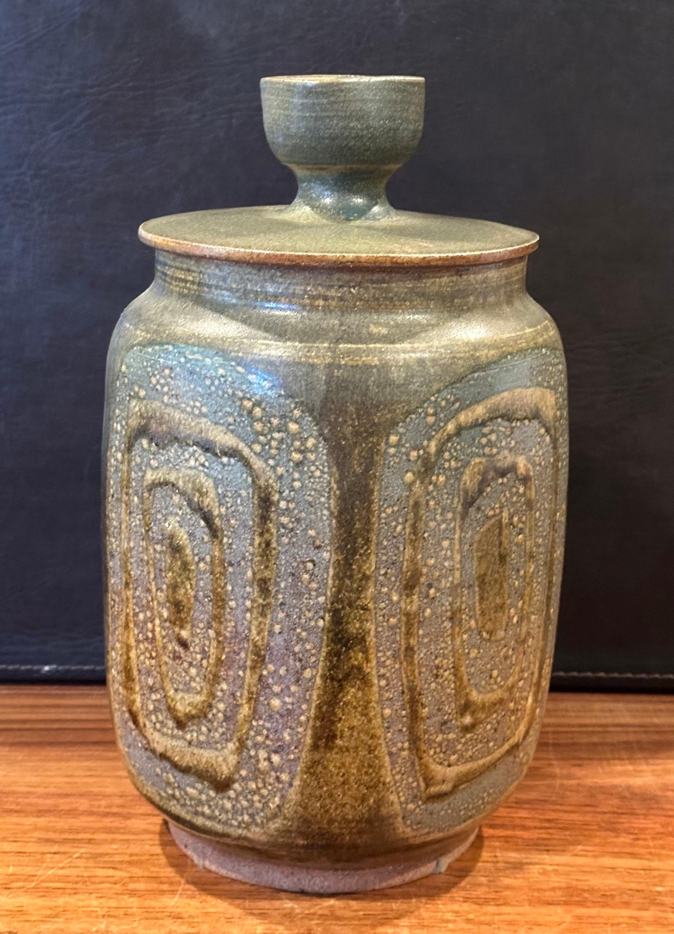 Massiver MCM Steingut Studio-Keramik-Keramik-Krug mit Deckel von Amy Donaldson im Zustand „Gut“ im Angebot in San Diego, CA