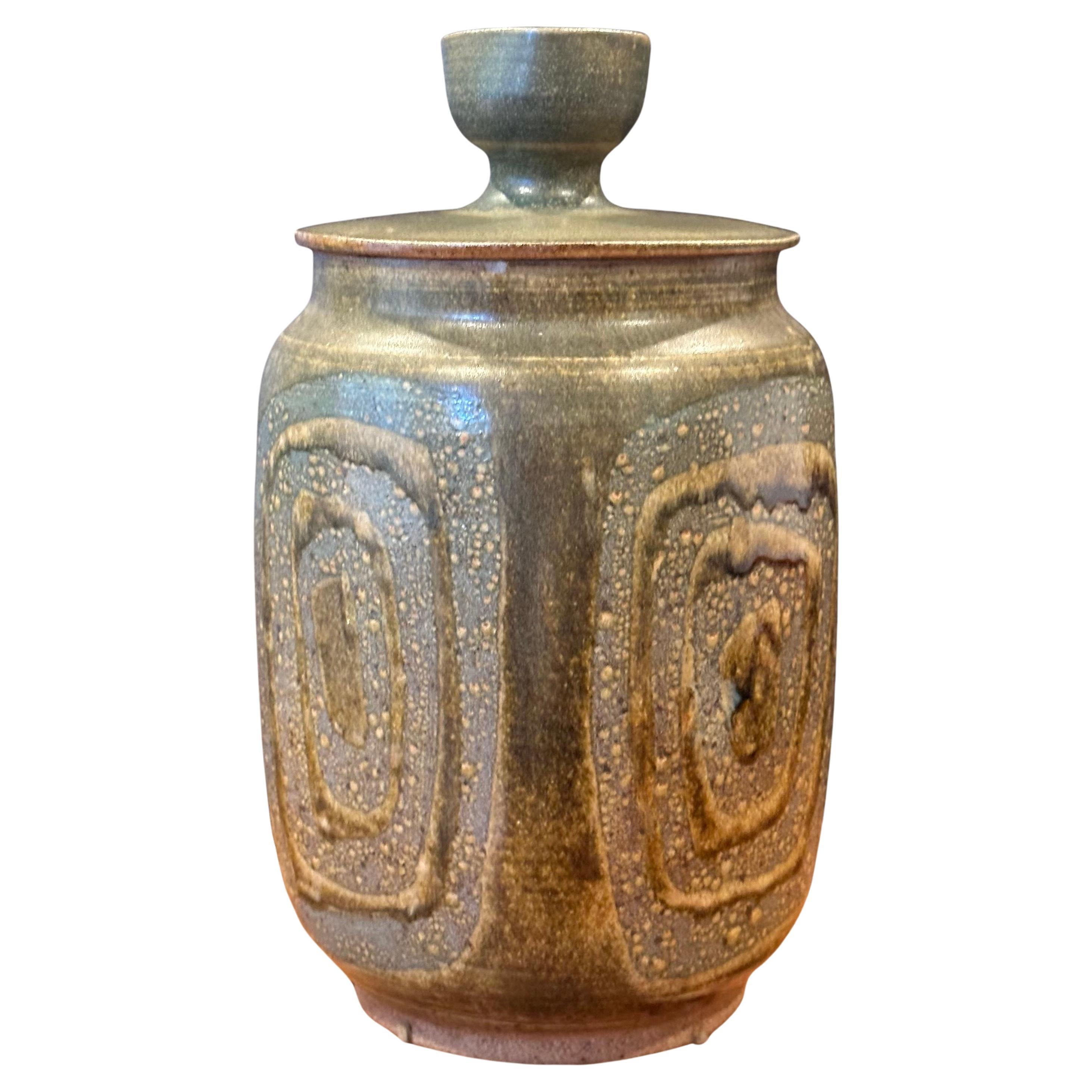 Tarro con tapa de cerámica de Studio Pottery MCM de Amy Donaldson