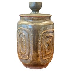 Tarro con tapa de cerámica de Studio Pottery MCM de Amy Donaldson
