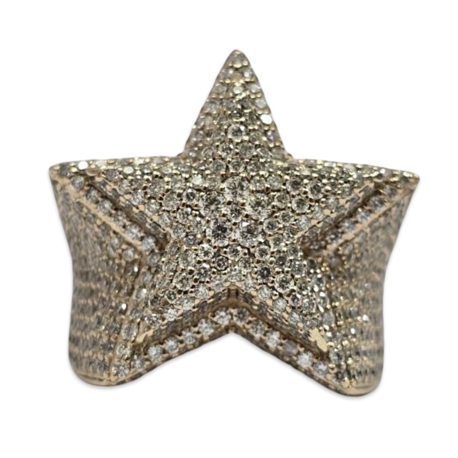 Cette bague en forme d'étoile surdimensionnée est fabriquée en or massif 10 carats et pèse 28 grammes. Entièrement pavé de diamants naturels d'environ 6,00 carats, le design comporte 590 pierres au total, dont 585 diamants pavés mesurant 1,3 mm