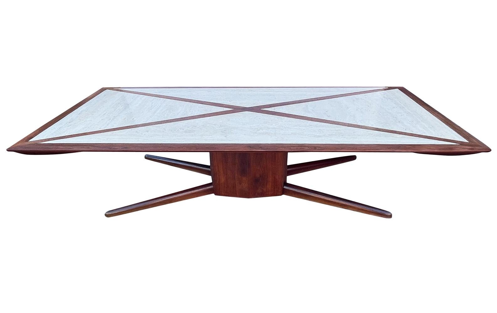 Grande table à manger américaine moderne de studio du milieu du siècle en noyer et travertin en vente 1
