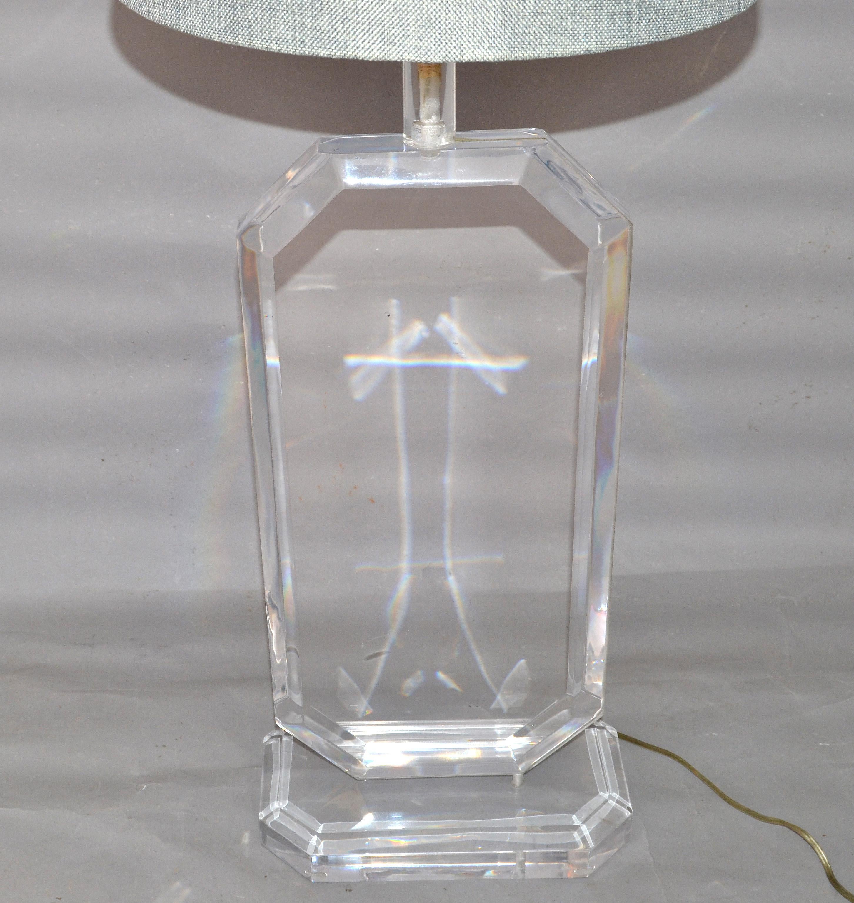 Massive Mid-Century Modern Flat Beveled Lucite Table Lamp For Sale 3