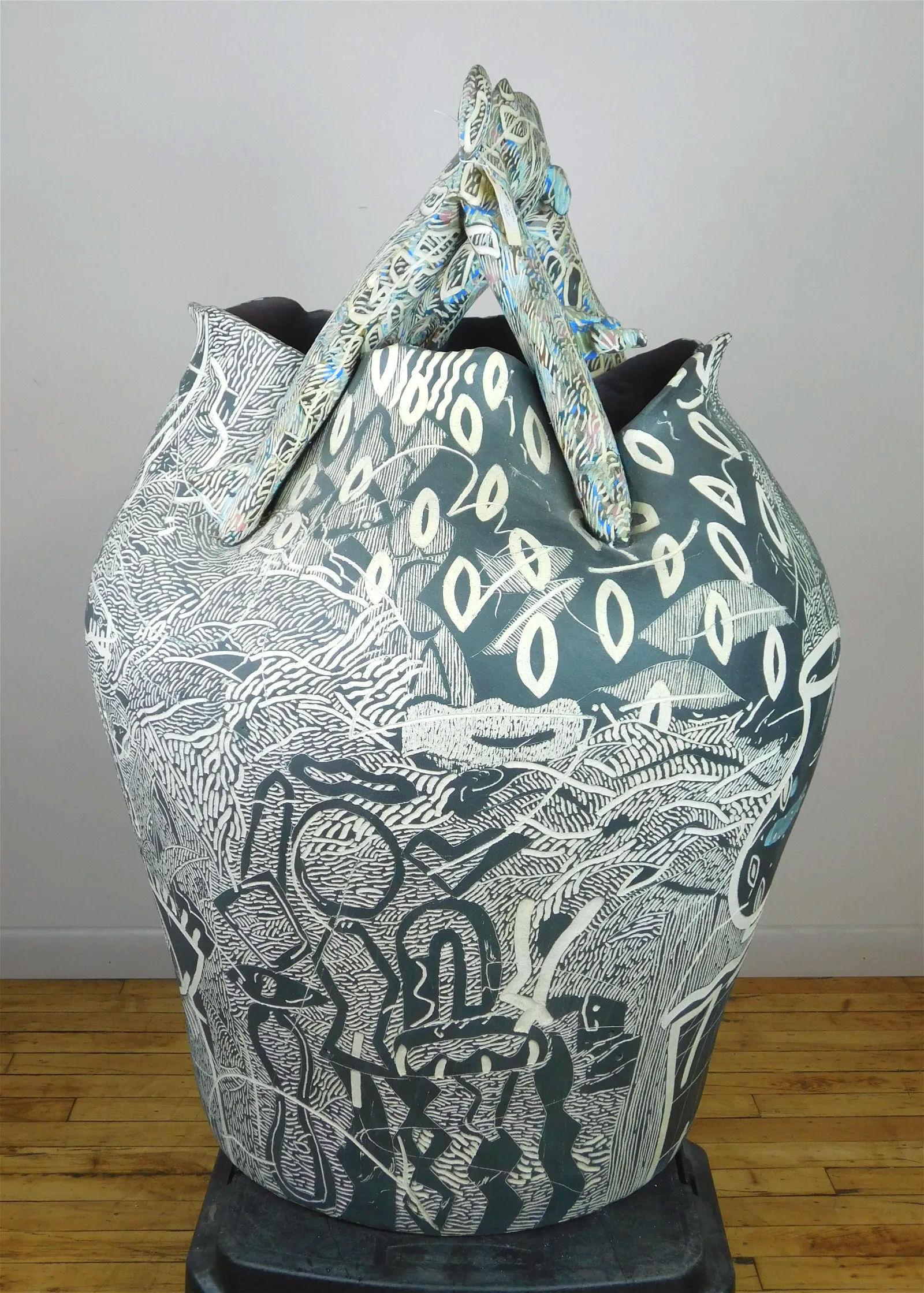 Massiver Bodenvase aus Sgraffito-Keramik aus der Mitte des Jahrhunderts (Moderne der Mitte des Jahrhunderts) im Angebot