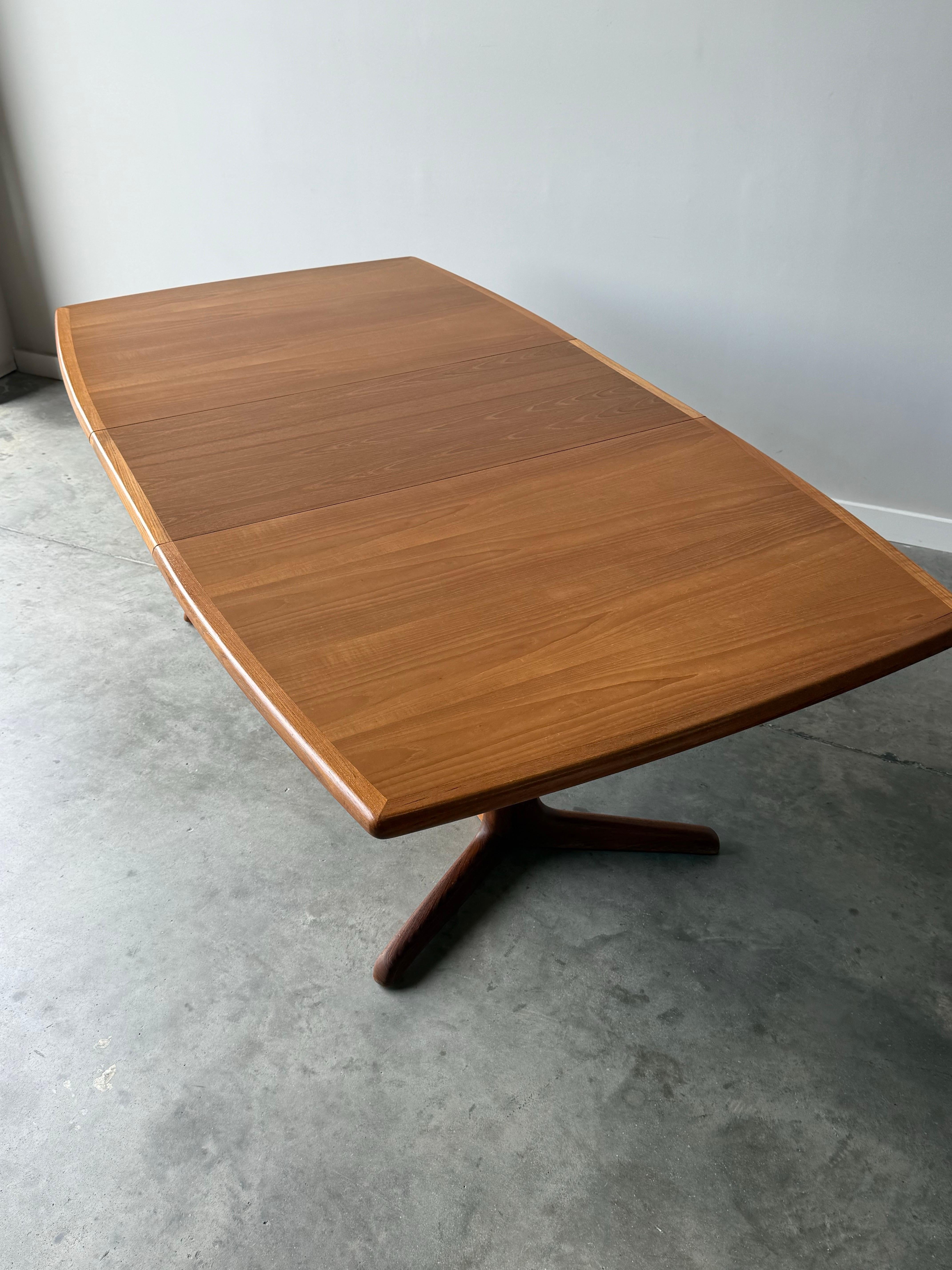 Table de salle à manger massive en teck du milieu du siècle dernier en vente 4