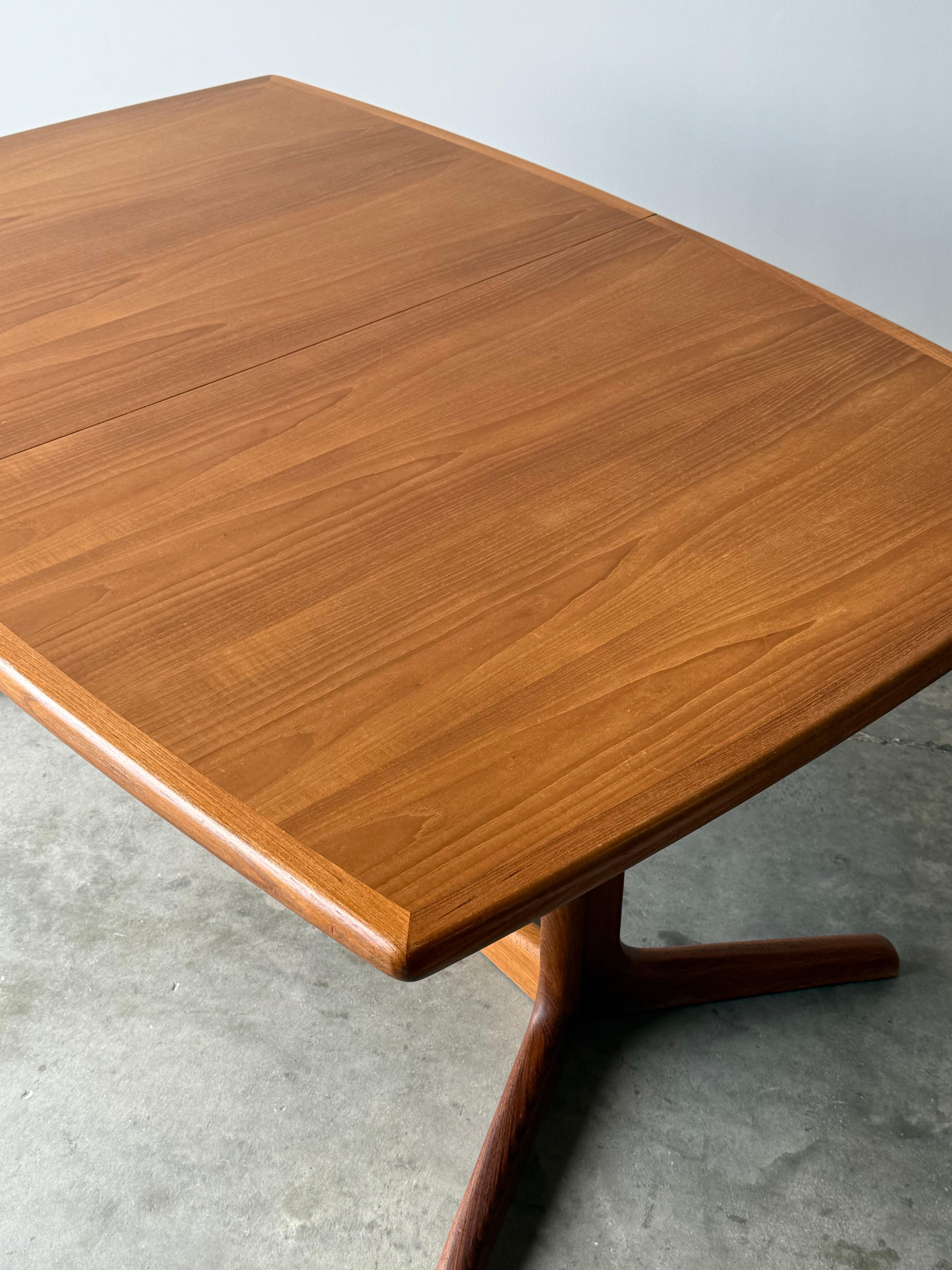 Table de salle à manger massive en teck du milieu du siècle dernier en vente 5