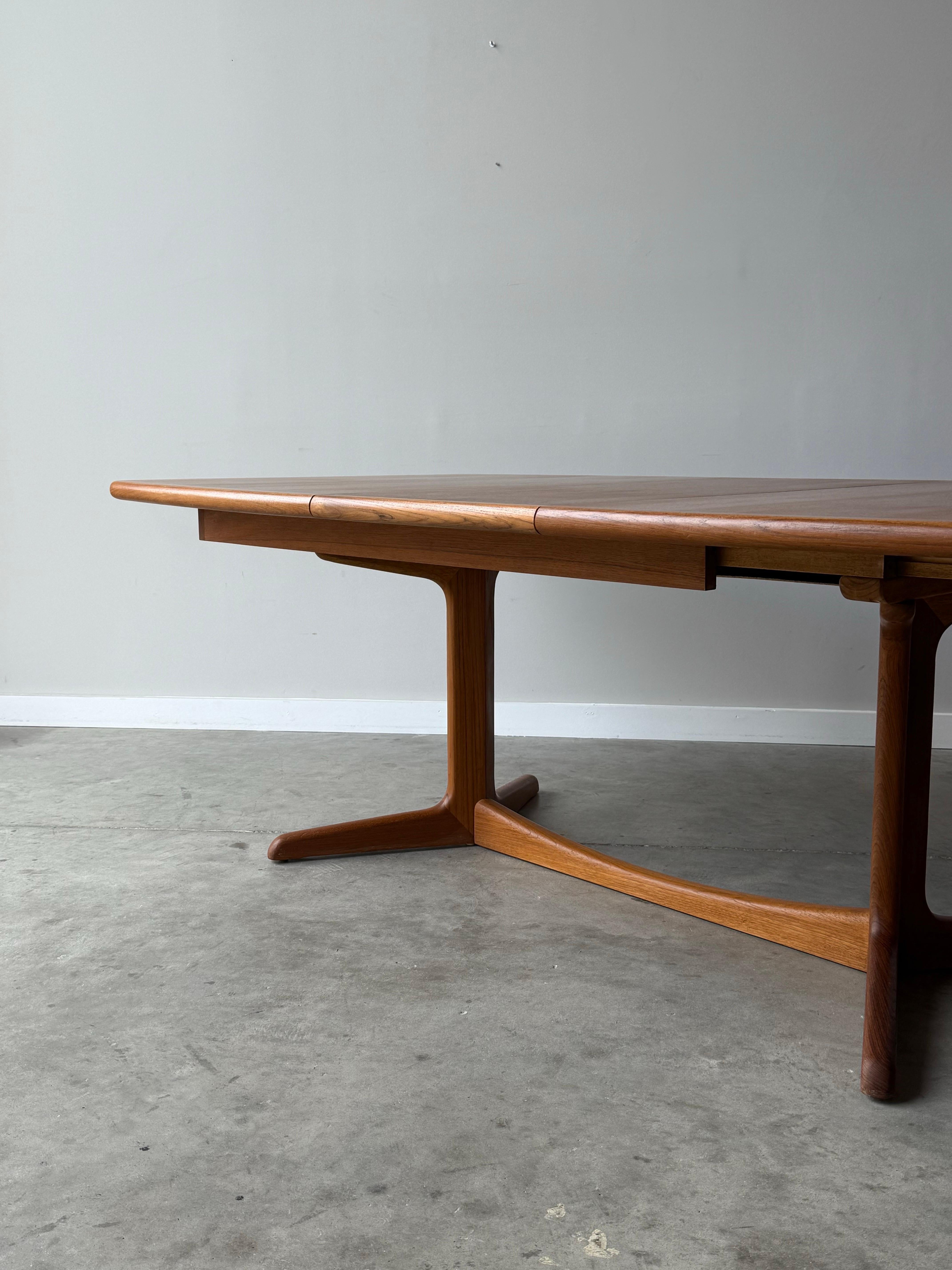 Table de salle à manger massive en teck du milieu du siècle dernier en vente 11