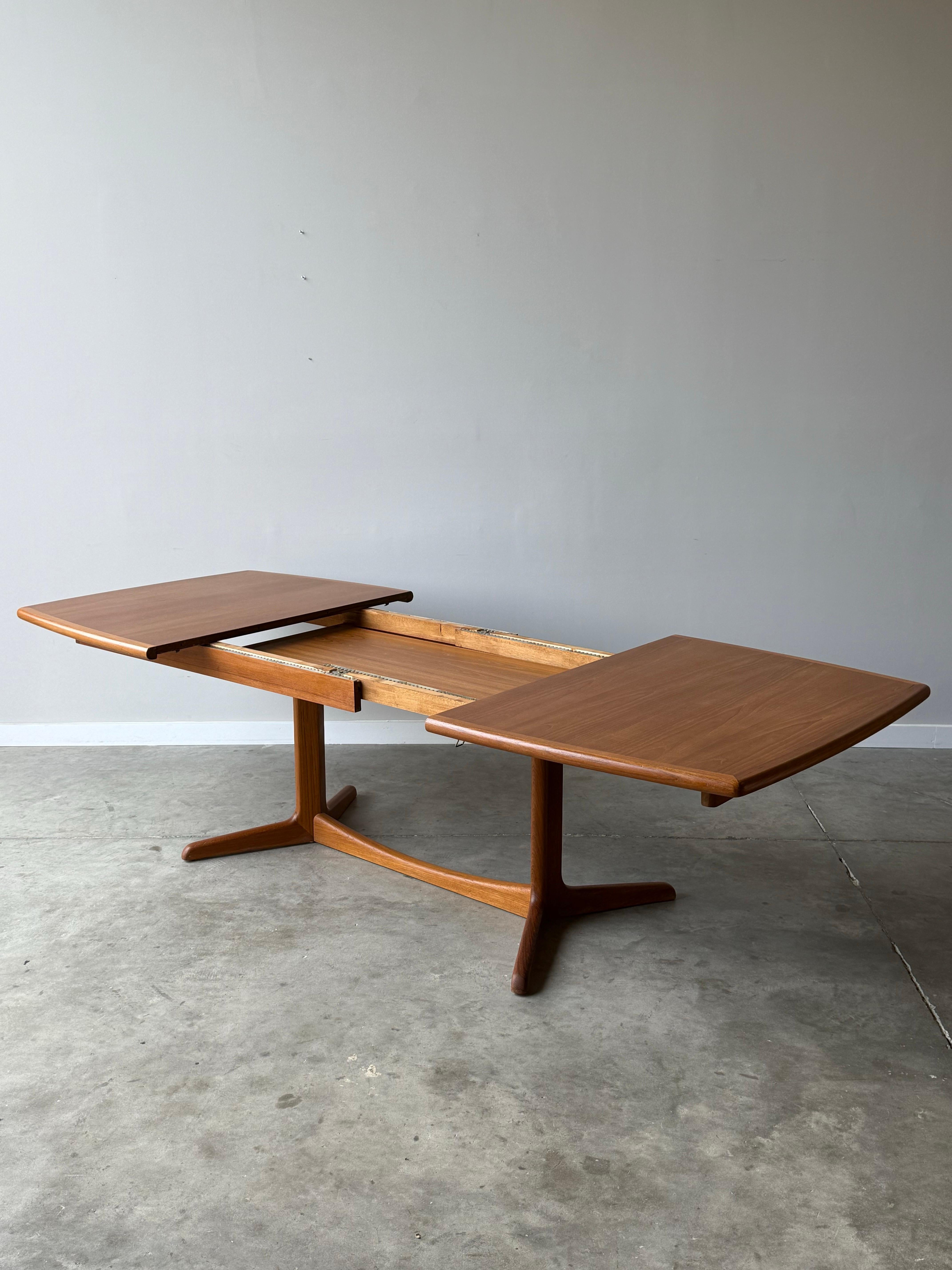 Mid-Century Modern Table de salle à manger massive en teck du milieu du siècle dernier en vente