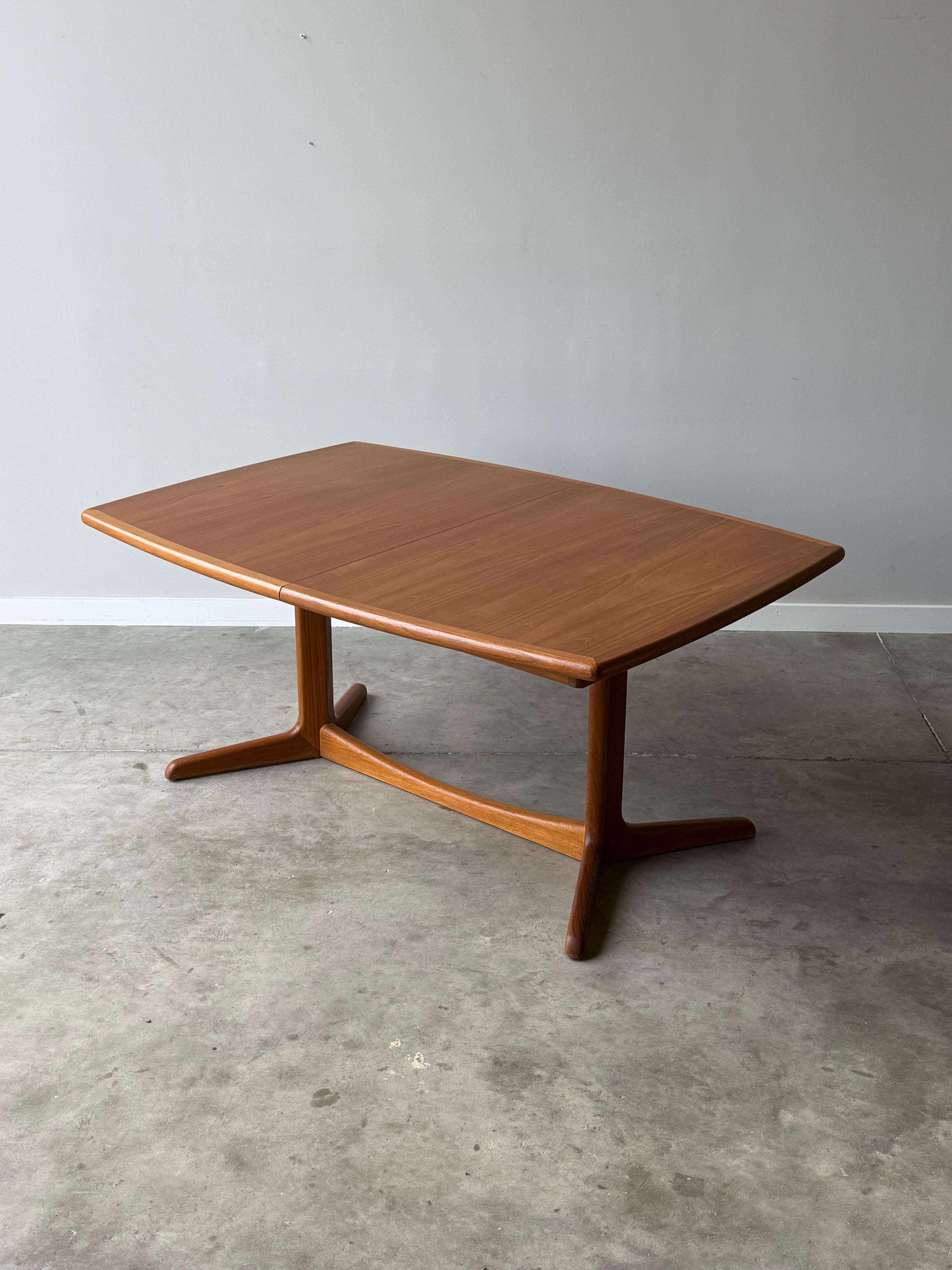 Table de salle à manger massive en teck du milieu du siècle dernier Bon état - En vente à Raleigh, NC