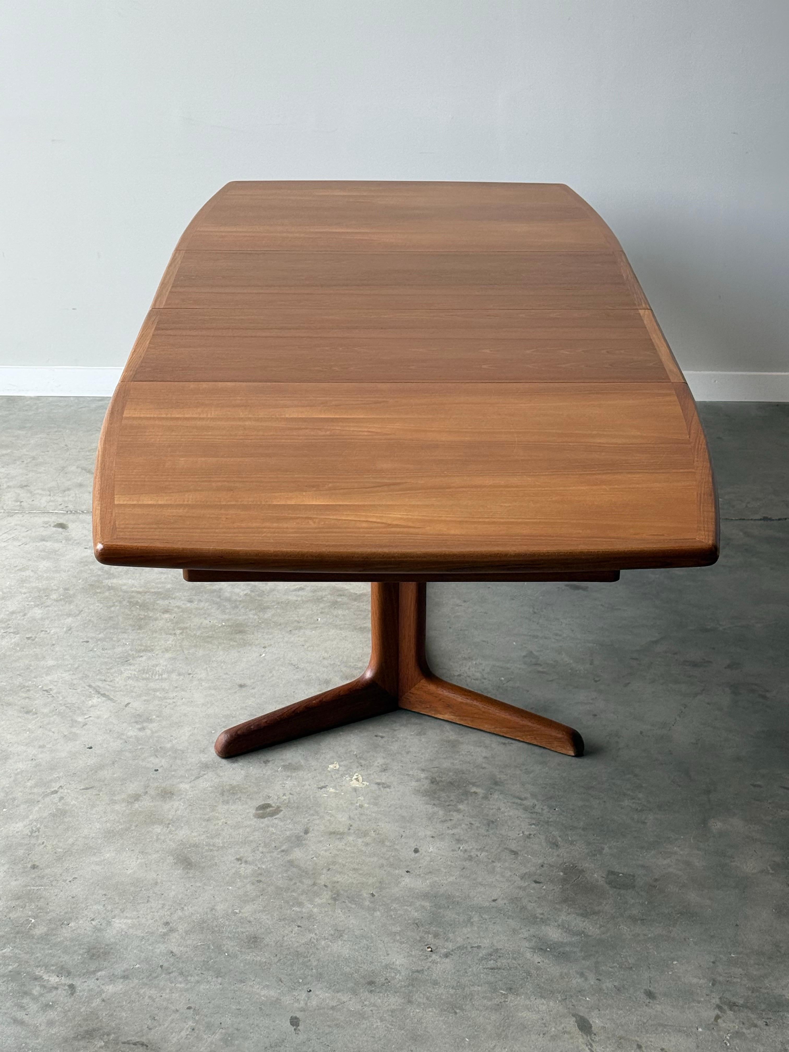 Bois Table de salle à manger massive en teck du milieu du siècle dernier en vente