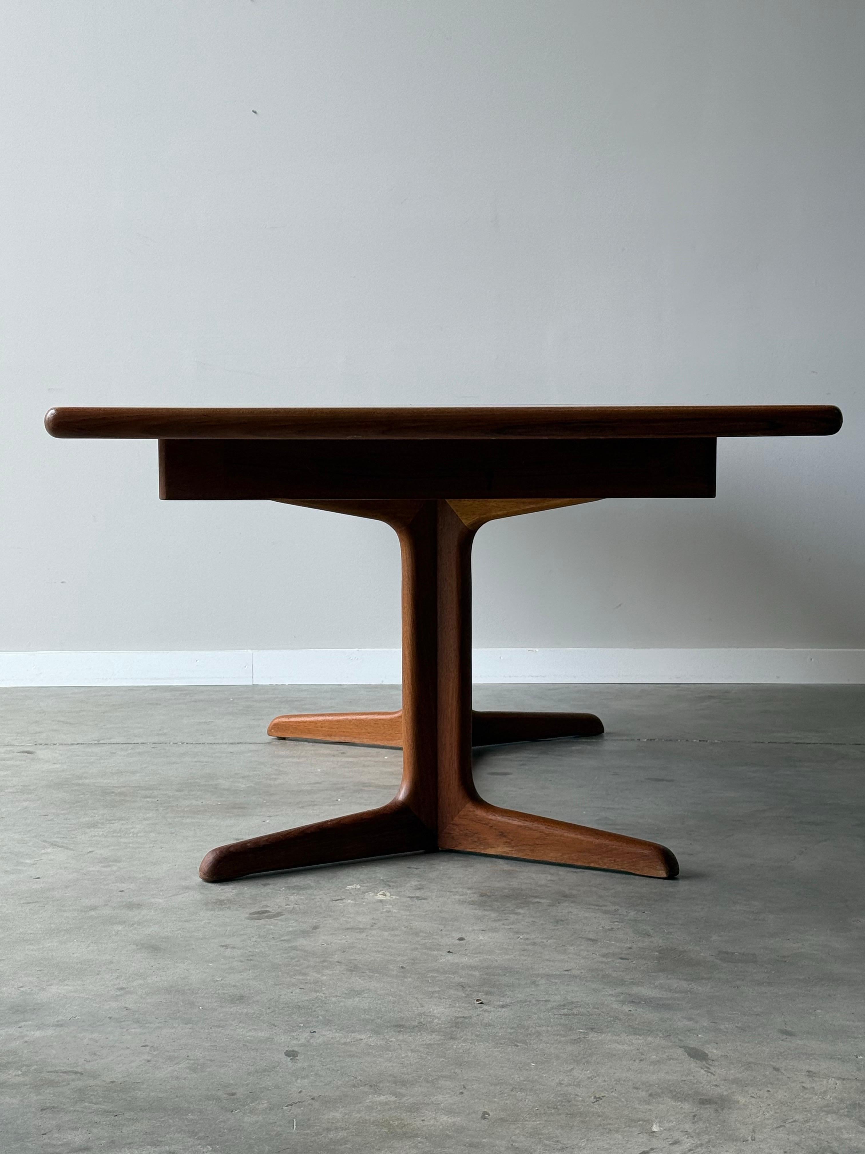 Table de salle à manger massive en teck du milieu du siècle dernier en vente 2