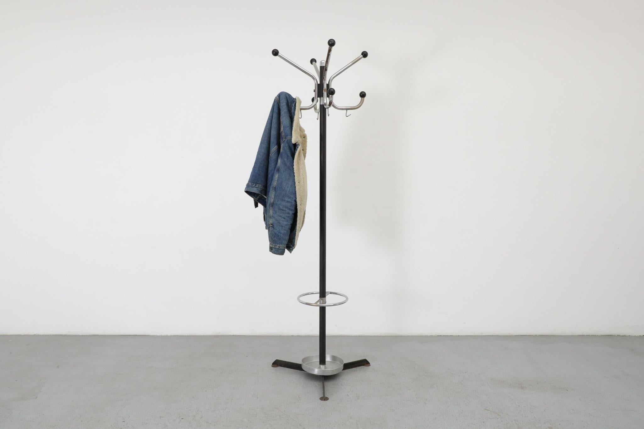 Albero per cappotti in tubolare d'acciaio di metà secolo con ganci in stile Fritz Hansen con punte a sfera, portaombrelli e vaschetta in alluminio. In condizioni originali, con usura visibile come perdita di smalto e cromo, graffi e possibili