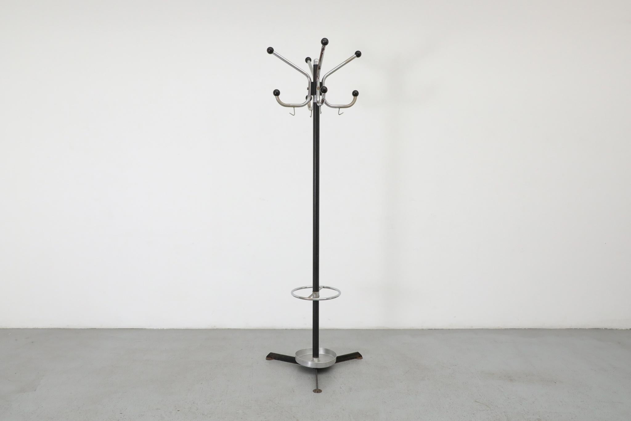 Mid-Century moderno Albero per cappotti e portaombrelli in acciaio tubolare di metà secolo con vassoio di sgocciolamento in vendita