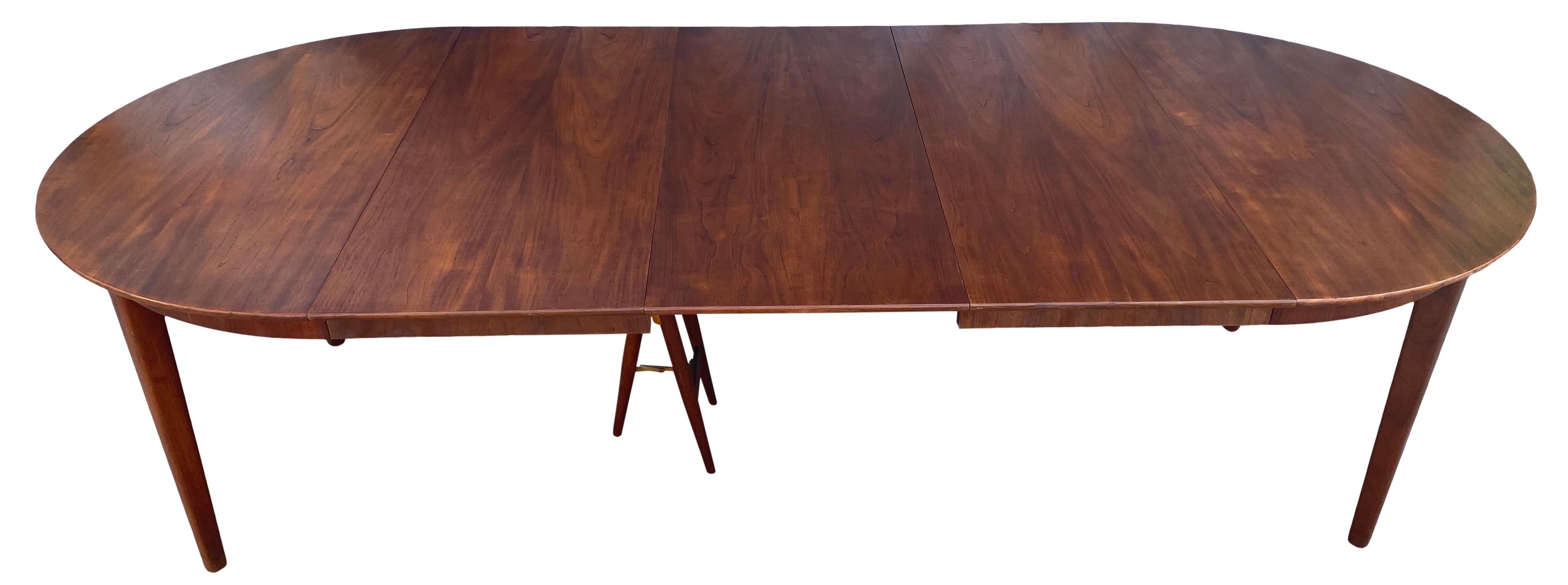 Mid-Century Modern Grande table à manger à rallonge danoise en teck du milieu du siècle n° 32 de Henning Kjrnulf