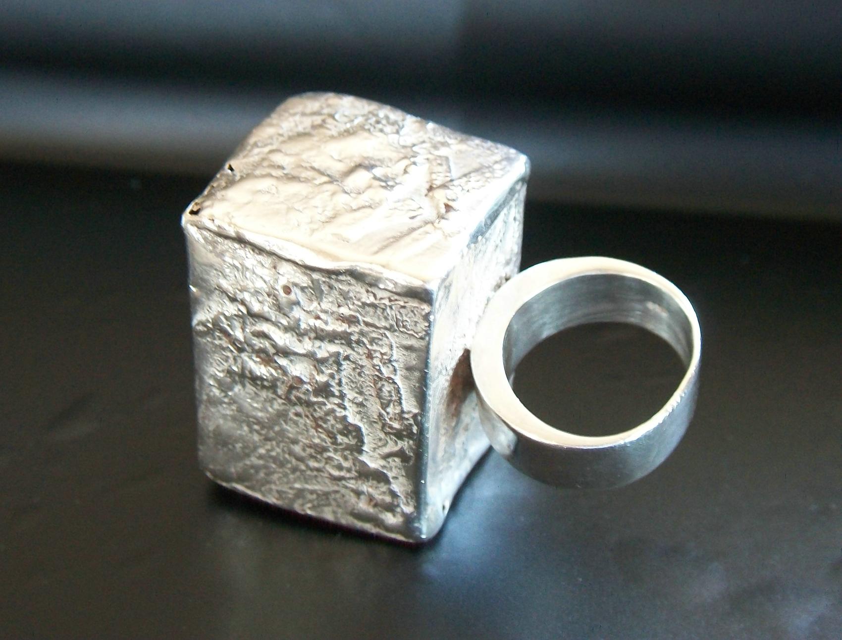 Massive Modernist Fine Silver Statement Ring - 950/1000 - Mexico - Circa 1970's For Sale 6