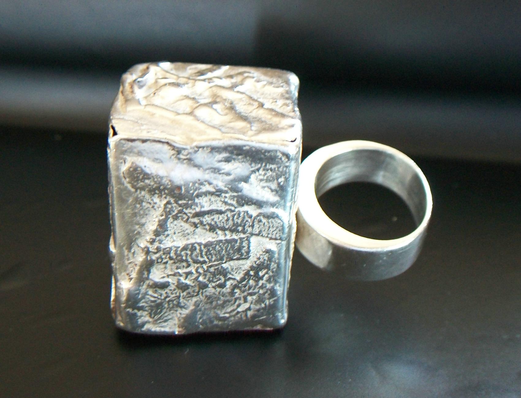 Massive Modernist Fine Silver Statement Ring - 950/1000 - Mexico - Circa 1970's For Sale 3