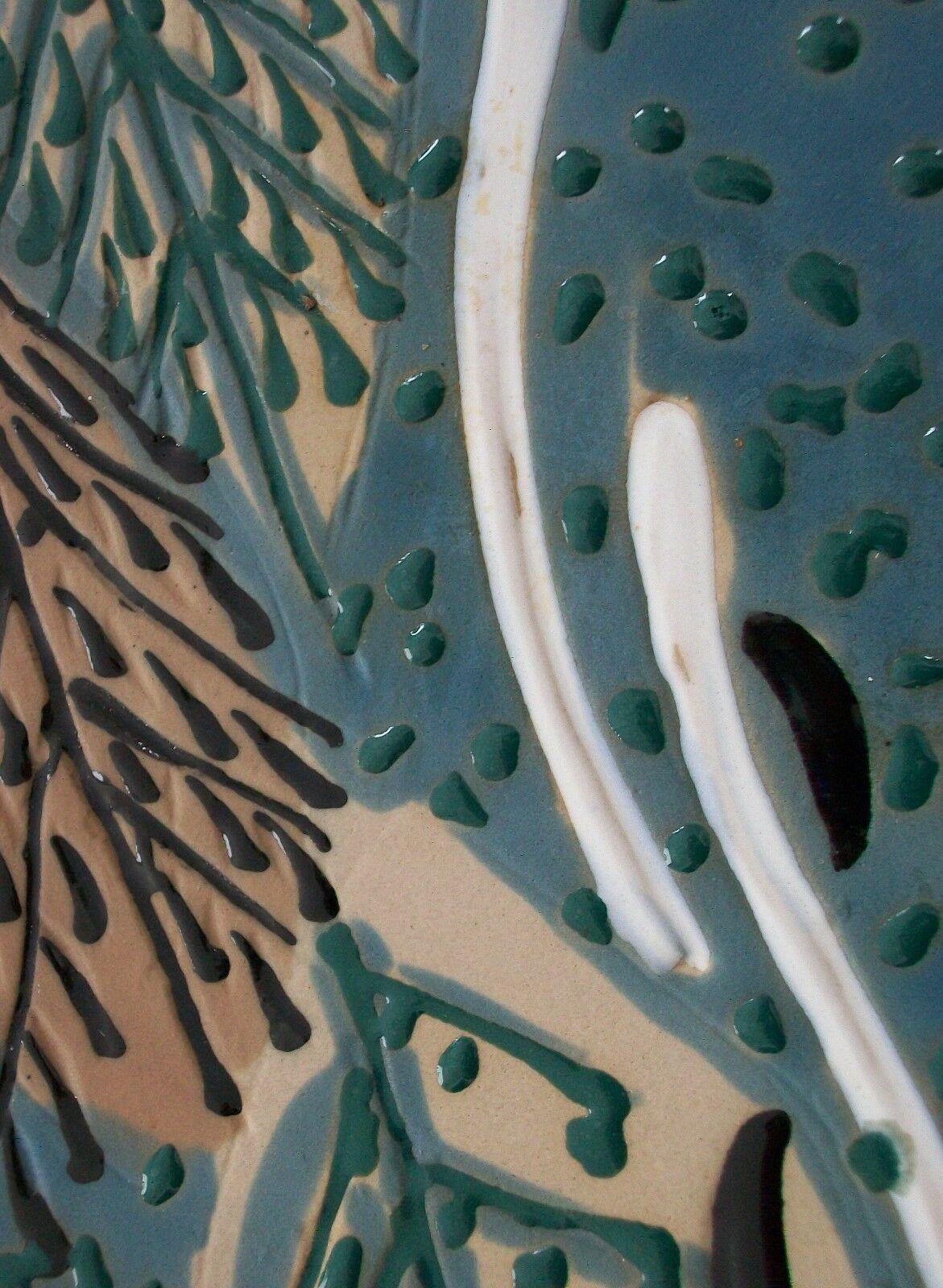 Massiver modernistischer handbemalter Keramikteller, unsigniert, Mitte des 20. Jahrhunderts im Angebot 4