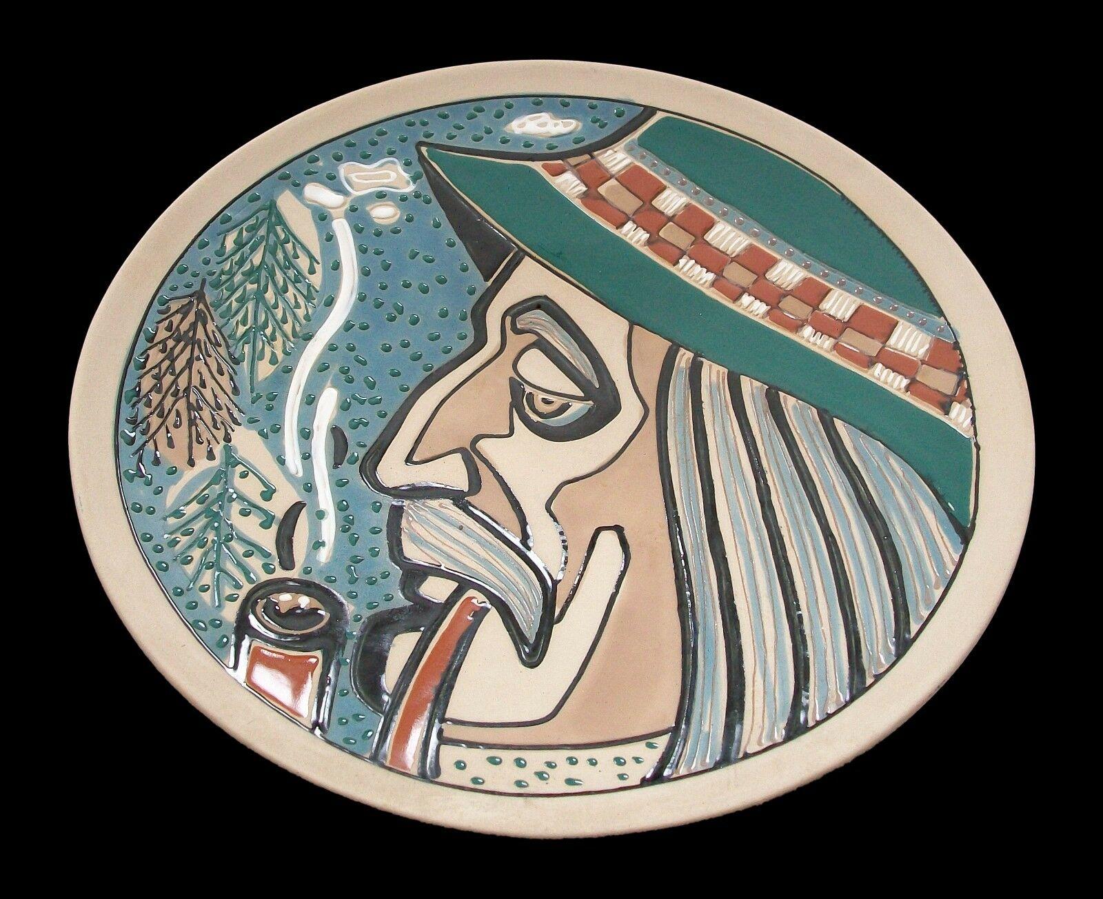 Massiver modernistischer handbemalter Keramikteller, unsigniert, Mitte des 20. Jahrhunderts (Glasiert) im Angebot
