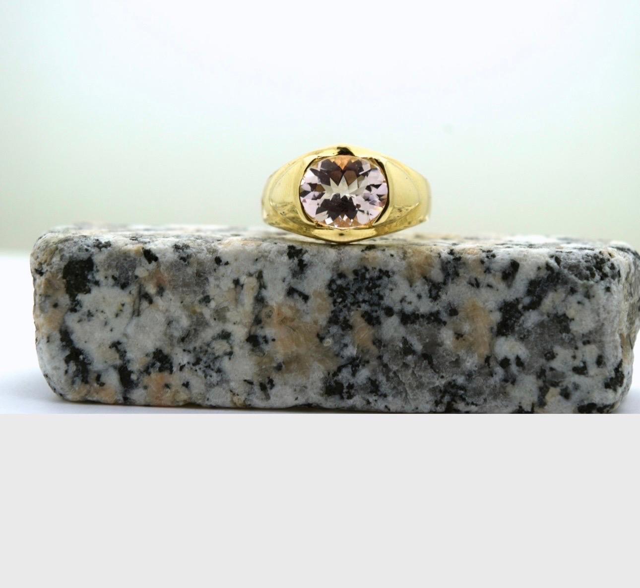 Oval Cut Massive morganite ring 18Kt gold mens masculine ring mens jewelry For Sale