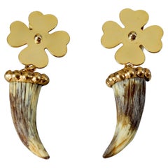 Orecchini pendenti di Moschino con quadrifoglio portafortuna e Horn in resina