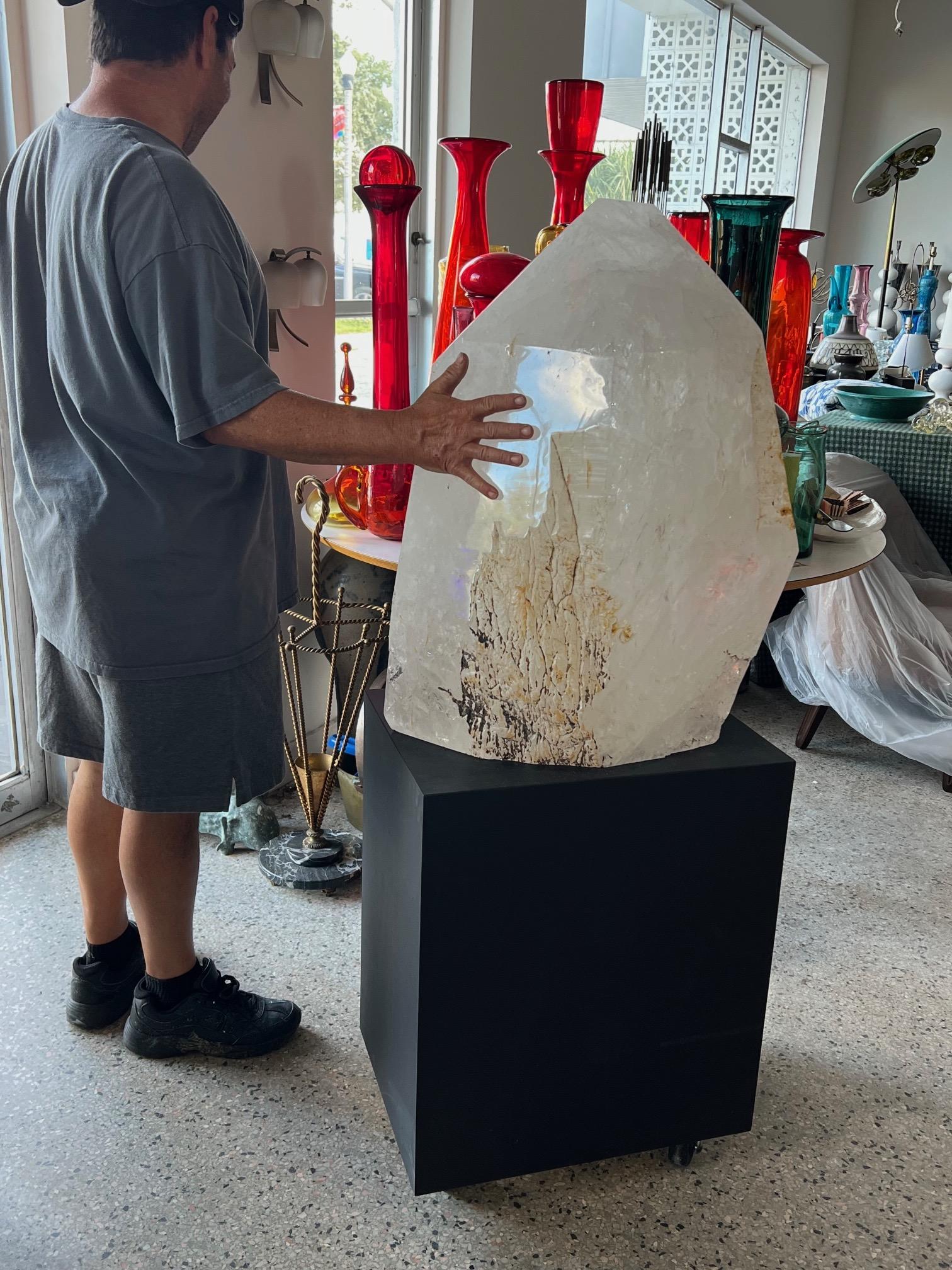 Massiver natürlicher weißer Bergkristall-Obelisk- Healing im Zustand „Gut“ im Angebot in St.Petersburg, FL