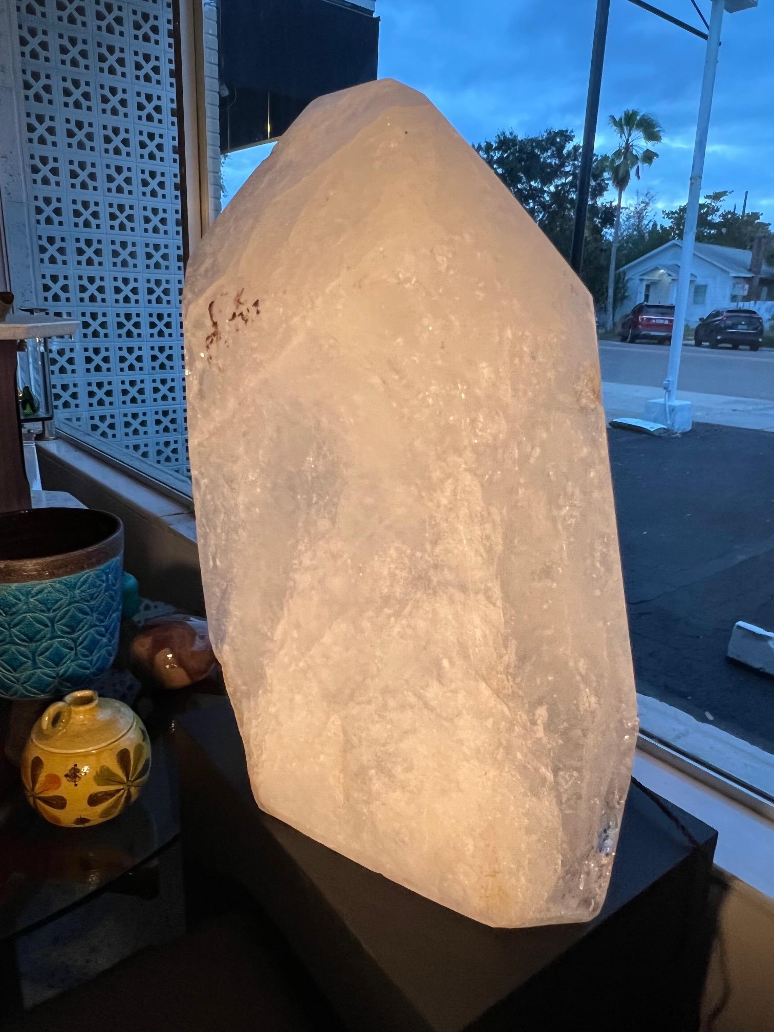 Massiver natürlicher weißer Bergkristall-Obelisk- Healing (21. Jahrhundert und zeitgenössisch) im Angebot