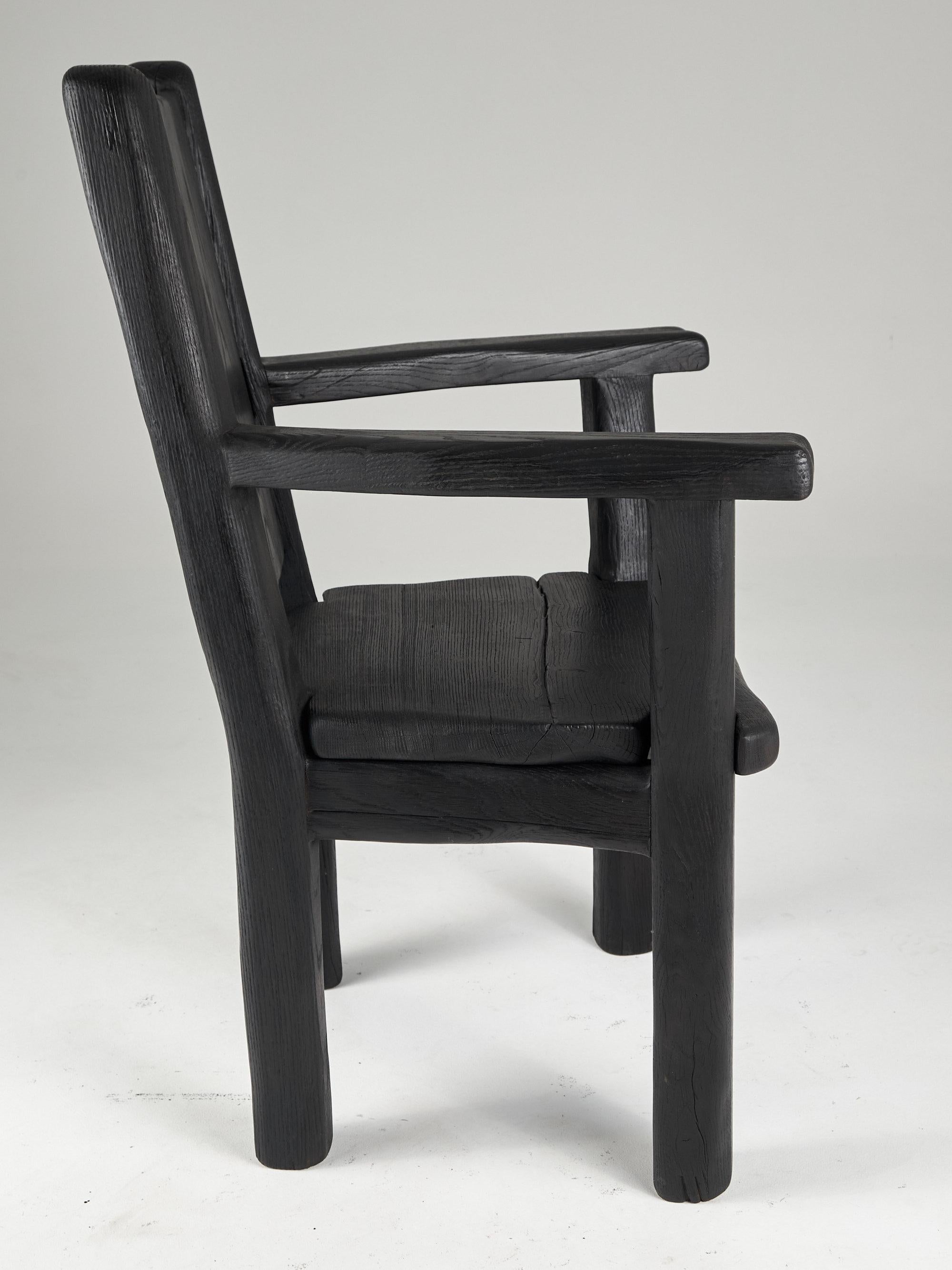 Sillón de roble macizo, rústico, negro quemado, para generaciones venideras en venta 4