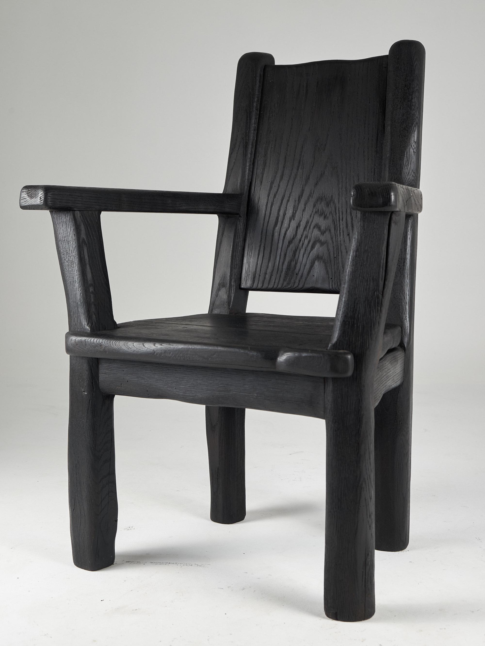 Sillón de roble macizo, rústico, negro quemado, para generaciones venideras Croata en venta