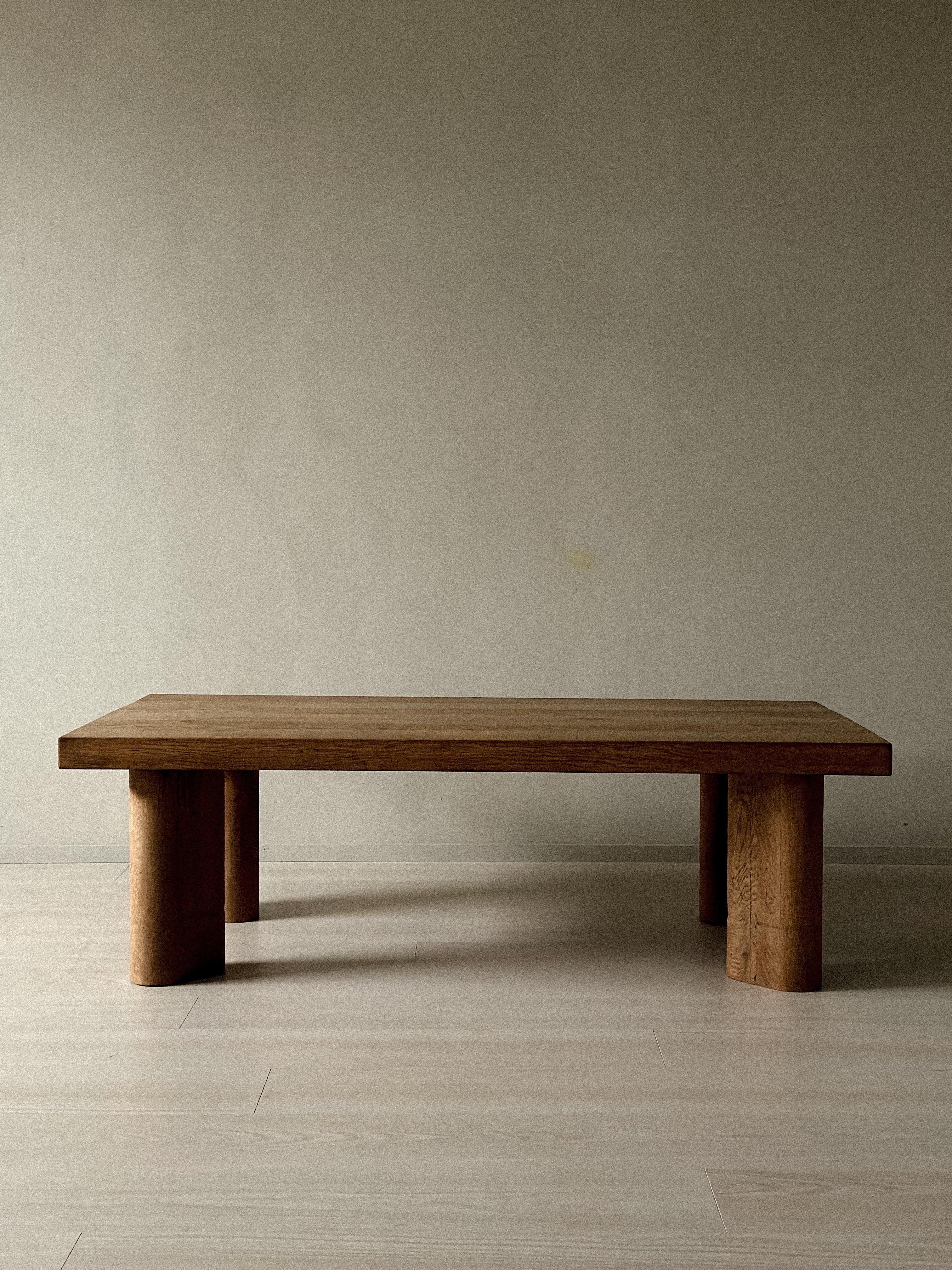 Danois Table basse massive en Oak, dans le style de Charlotte Perriand, Danemark, c.C. années 1960 en vente