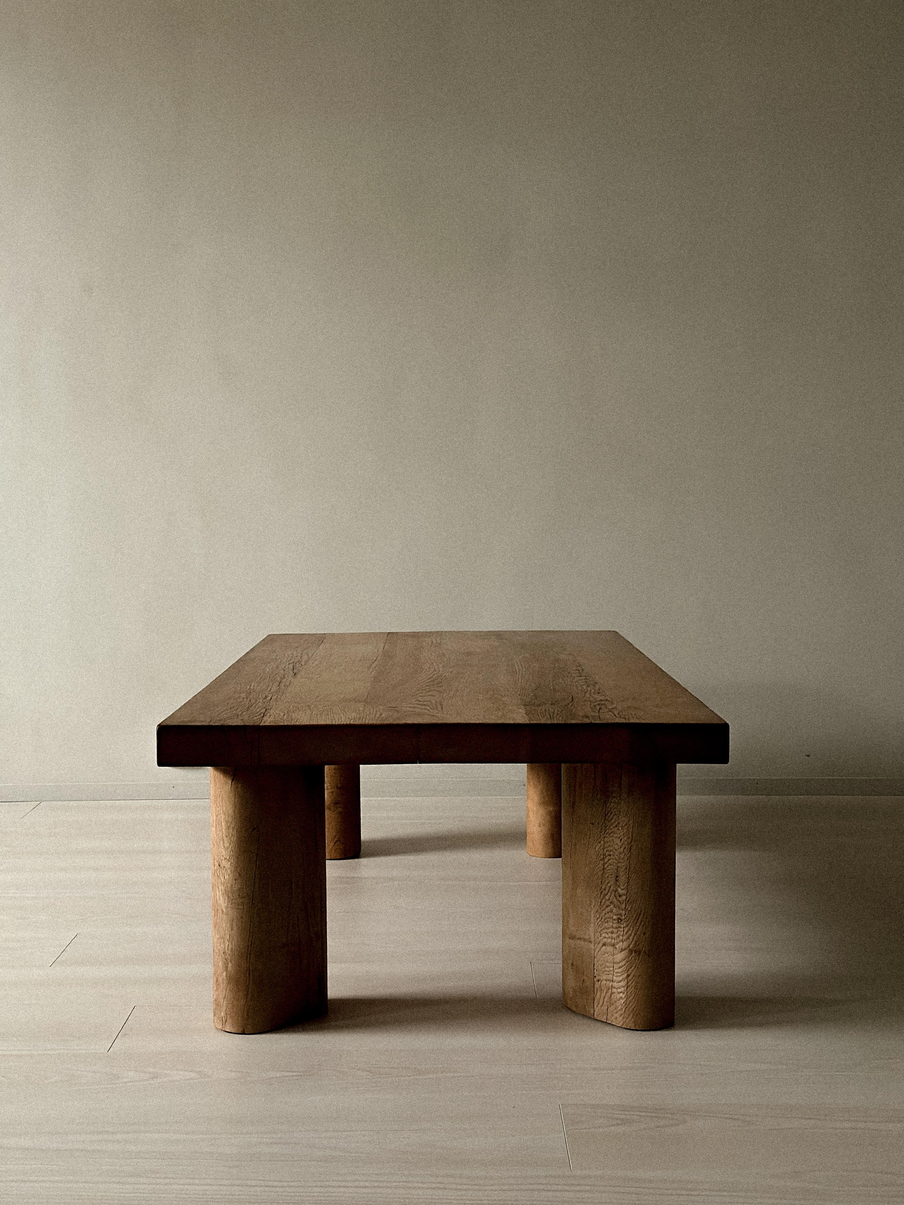 20ième siècle Table basse massive en Oak, dans le style de Charlotte Perriand, Danemark, c.C. années 1960 en vente