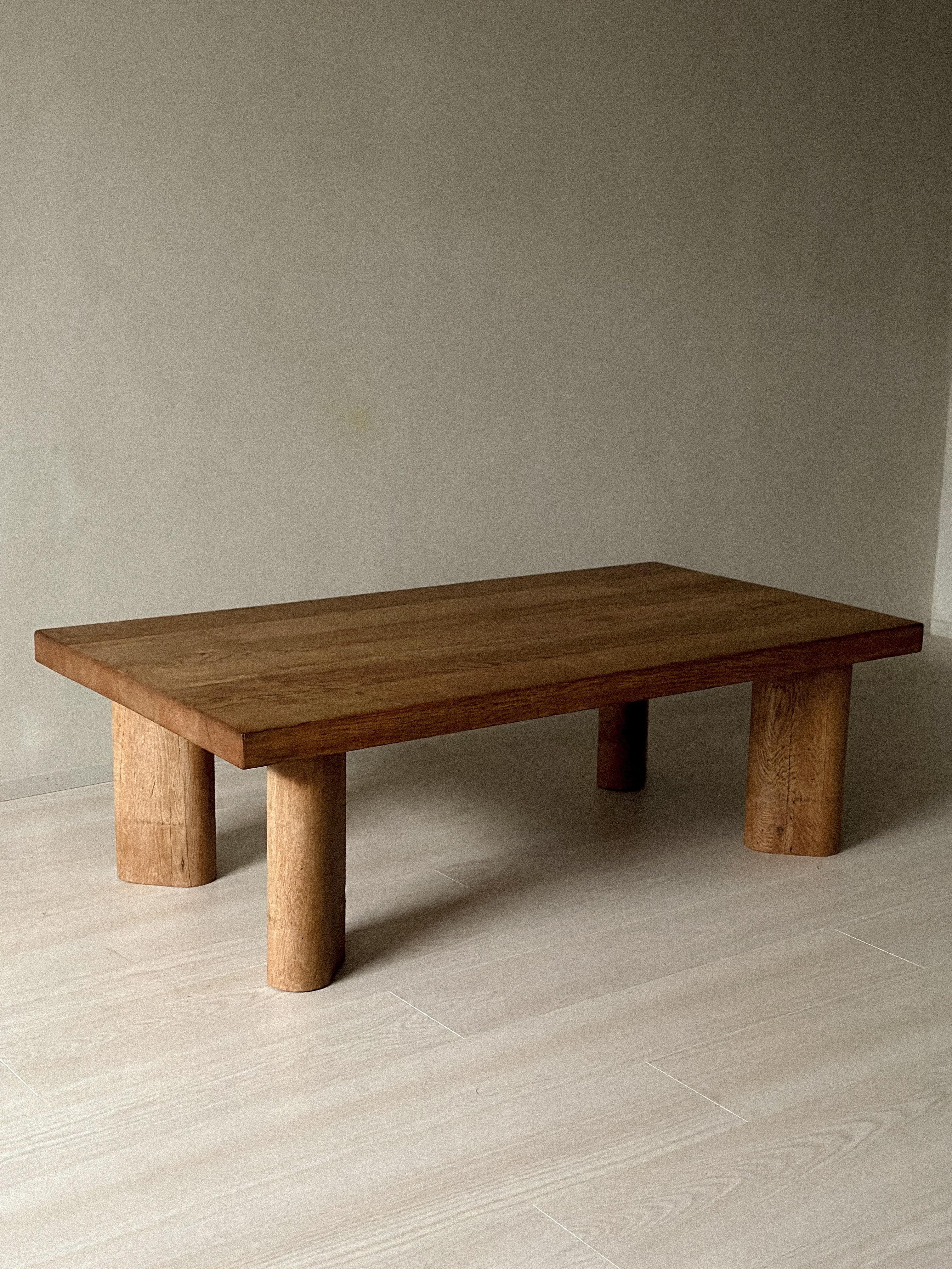 Chêne Table basse massive en Oak, dans le style de Charlotte Perriand, Danemark, c.C. années 1960 en vente