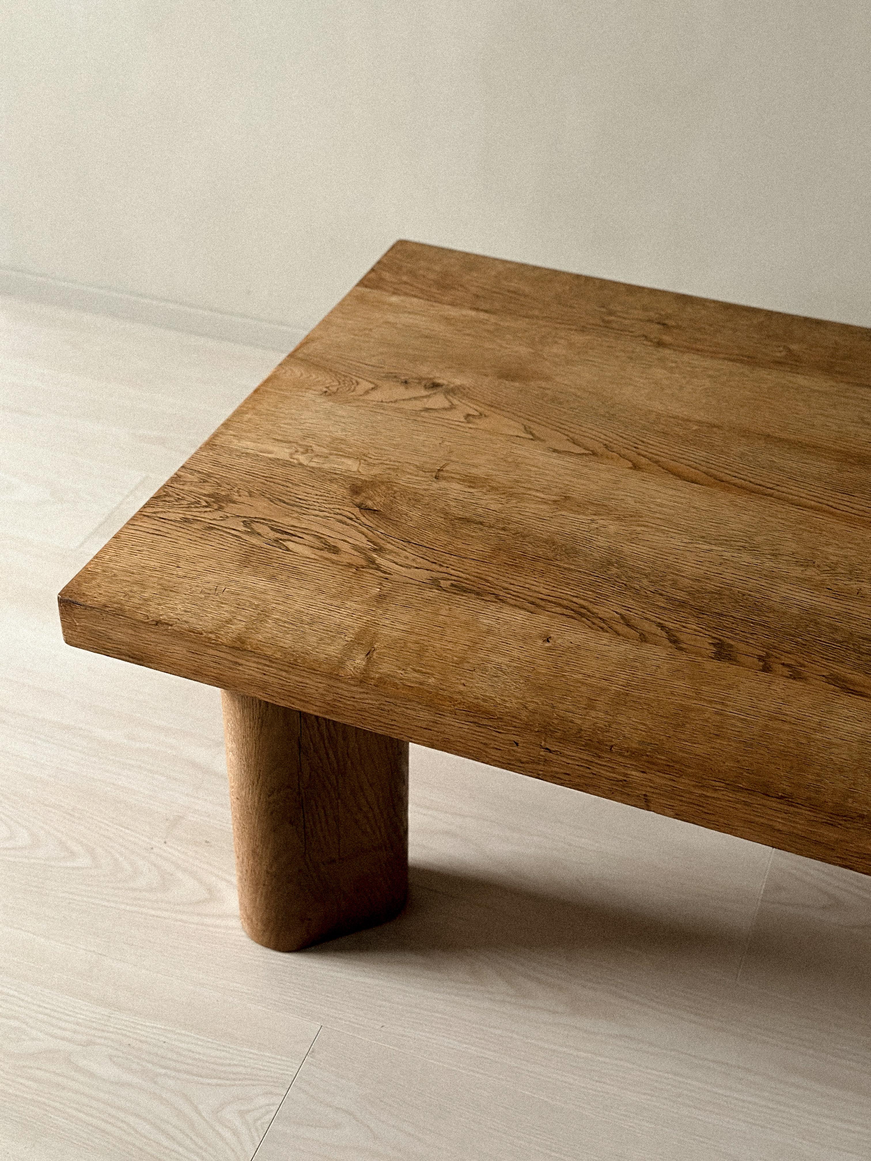 Table basse massive en Oak, dans le style de Charlotte Perriand, Danemark, c.C. années 1960 en vente 1