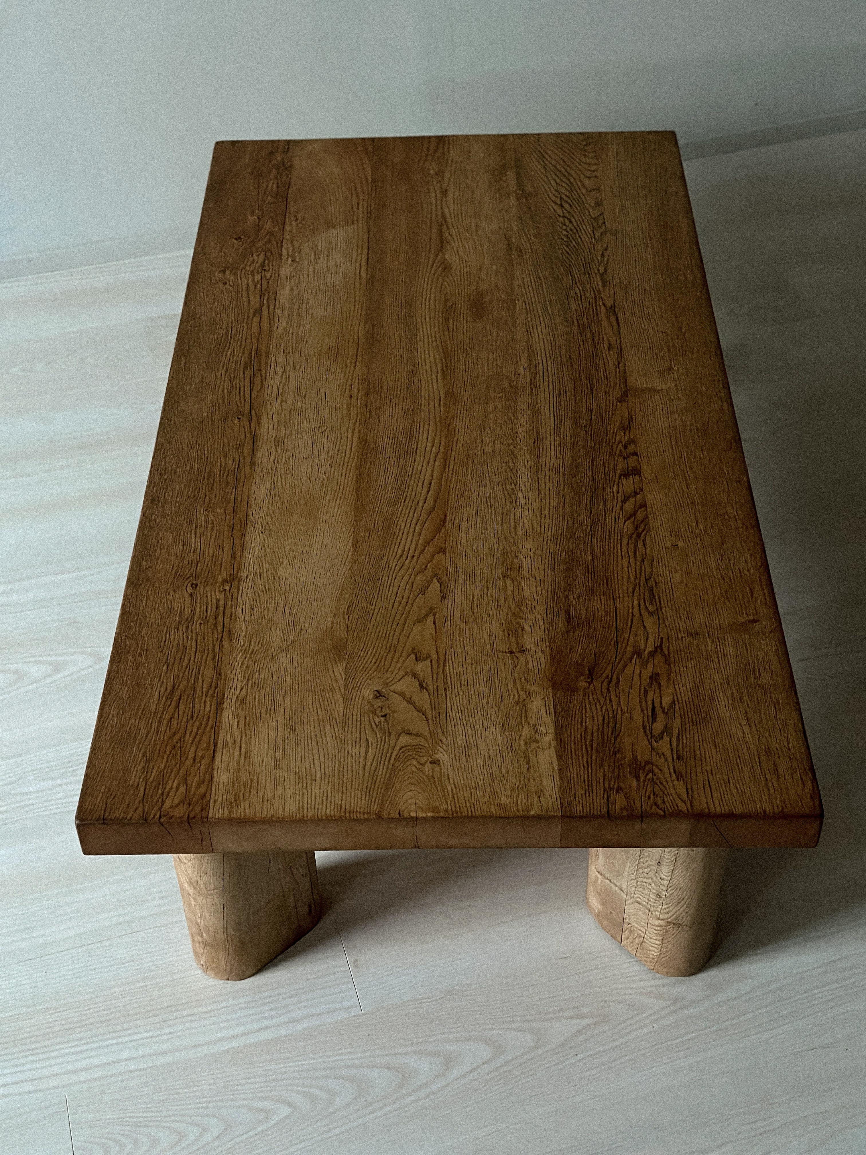 Table basse massive en Oak, dans le style de Charlotte Perriand, Danemark, c.C. années 1960 en vente 2
