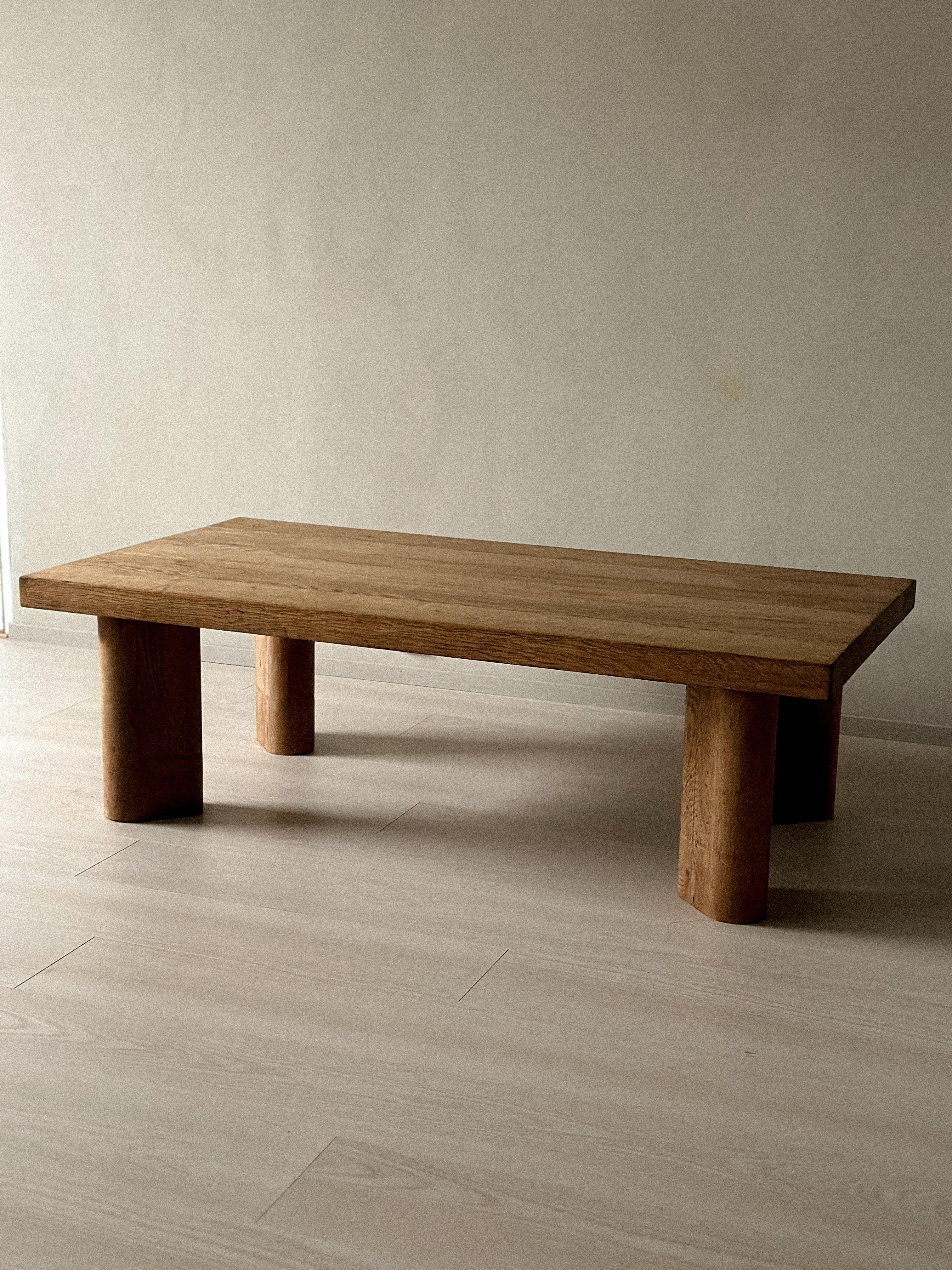 Table basse massive en Oak, dans le style de Charlotte Perriand, Danemark, c.C. années 1960 en vente 3