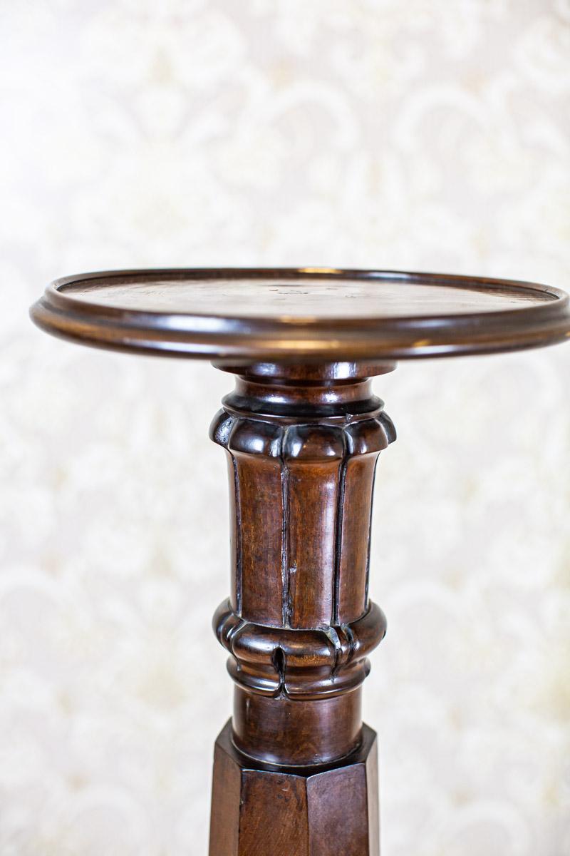 Massive Oak Pedestal/Flower Stand from the Interwar Period in Dark Brown In Good Condition For Sale In Opole, PL