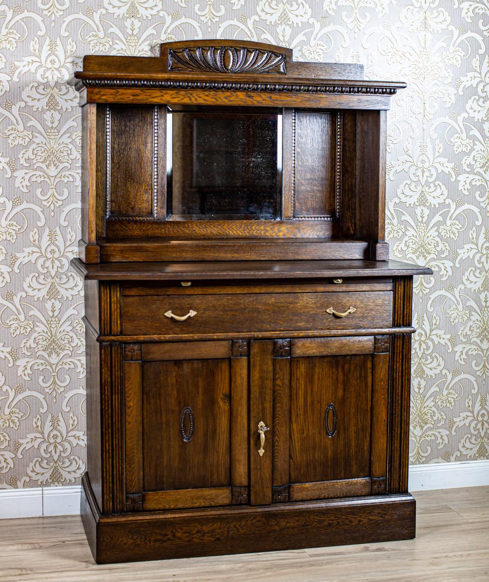 Buffet en bois et placage d'Oak Wood de l'entre-deux-guerres

Buffet en chêne datant de l'entre-deux-guerres. Le meuble est doté d'une base à deux portes, d'un tiroir pleine largeur sous le plan de travail et d'une étagère auxiliaire extractible. La
