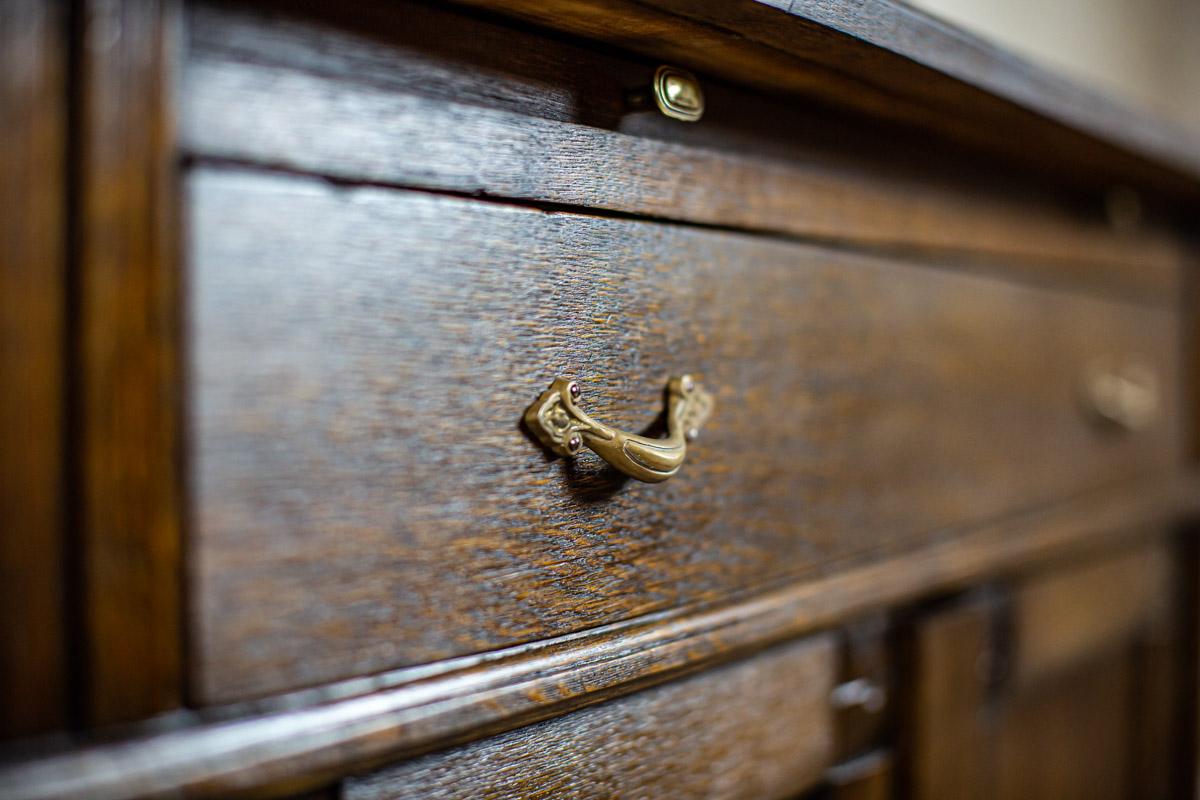 20ième siècle Buffet en bois et placage d'Oak Wood de l'entre-deux-guerres en vente