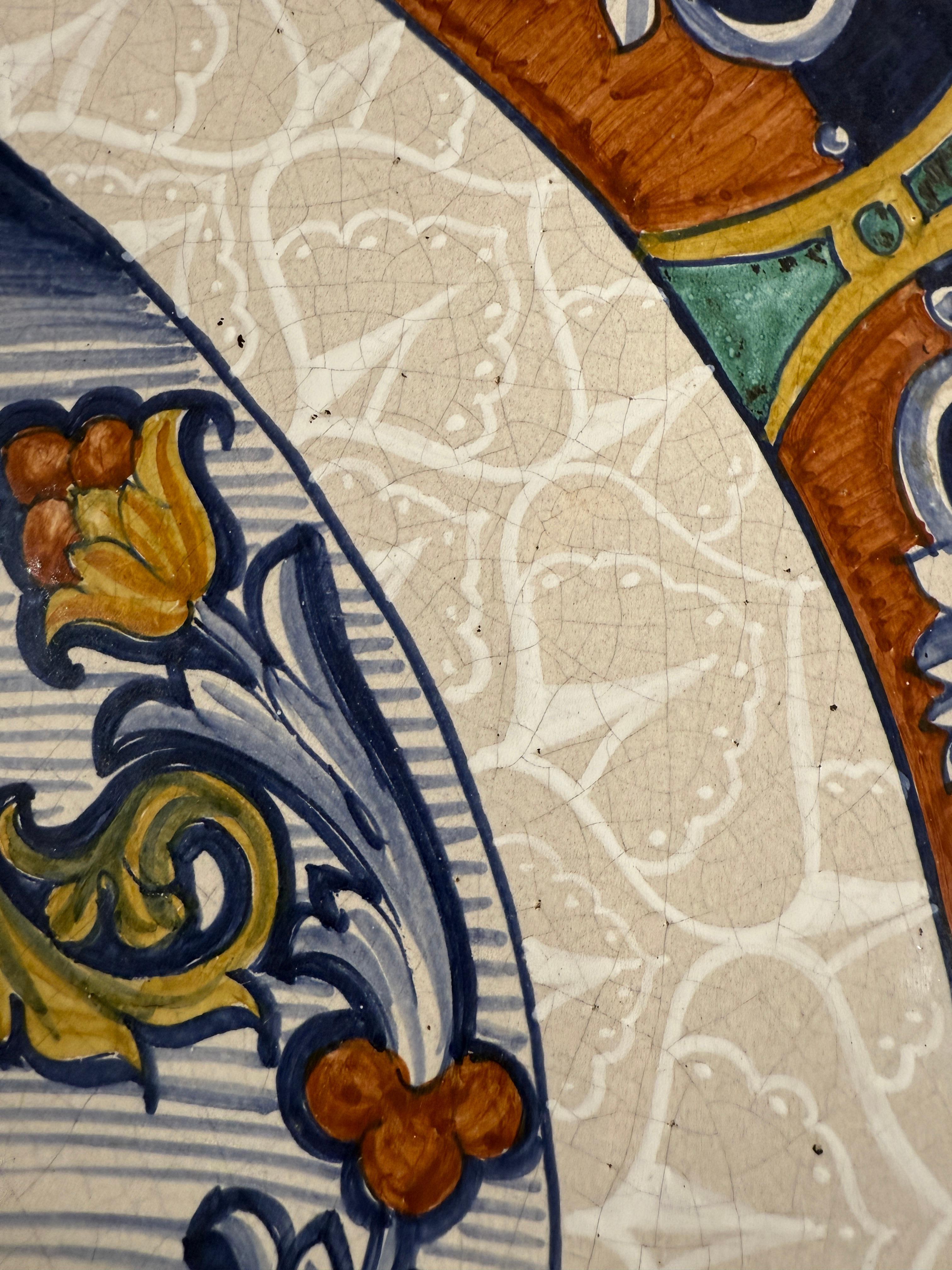 XX secolo Massiccio piatto in maiolica L'Antica Majolica Italiana Romeo e Giulietta in vendita