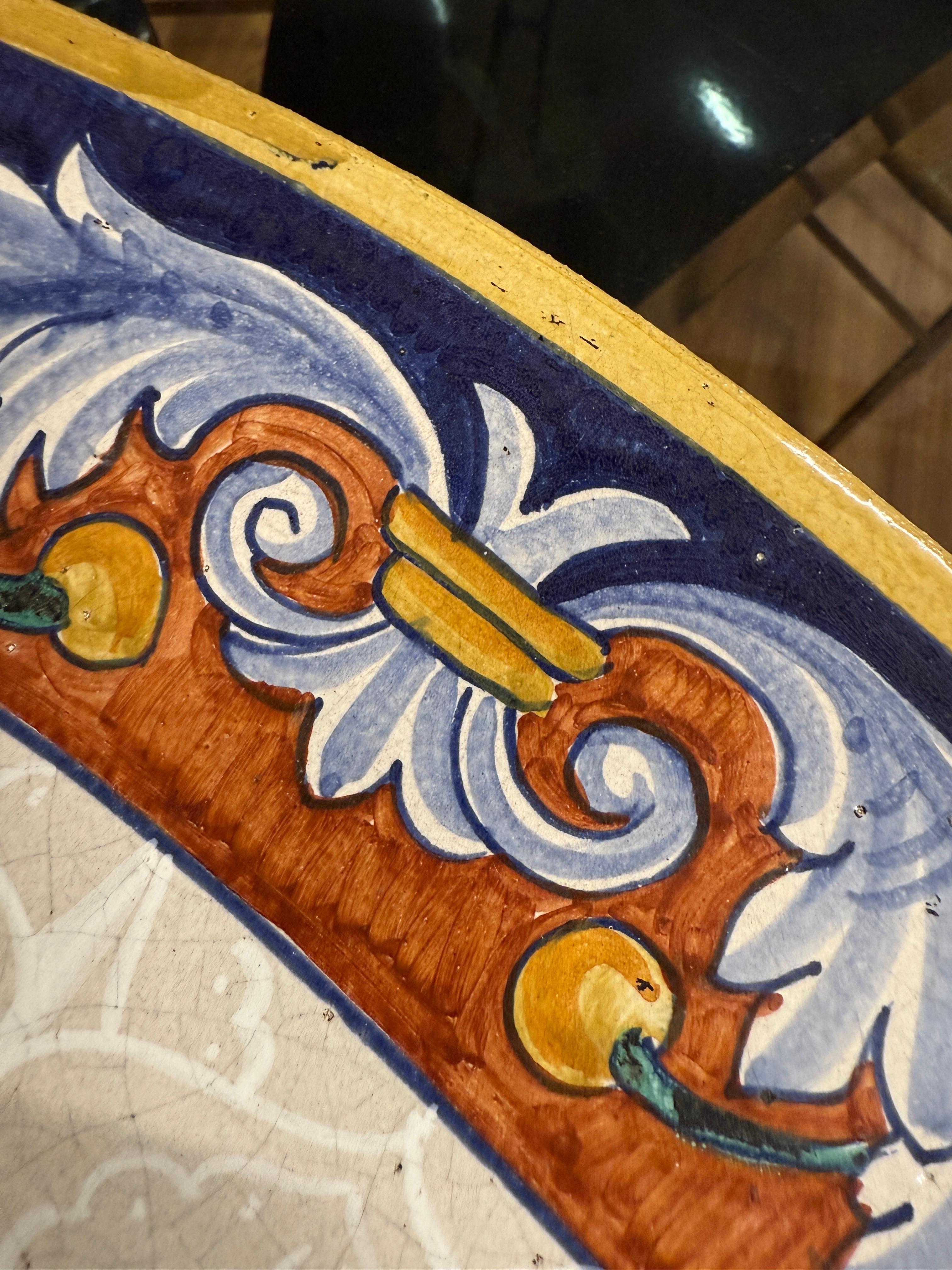 Massiccio piatto in maiolica L'Antica Majolica Italiana Romeo e Giulietta in vendita 1