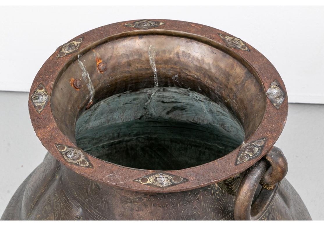 Urne aus patiniertem und graviertem Messing mit Griff aus dem älteren Zeitalter (Agra) im Angebot
