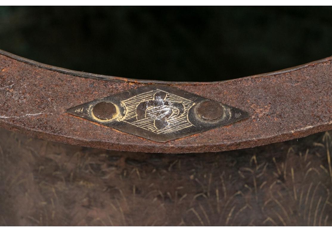 Urna masiva con asa de latón patinado y grabado de la Edad Antigua en venta 2