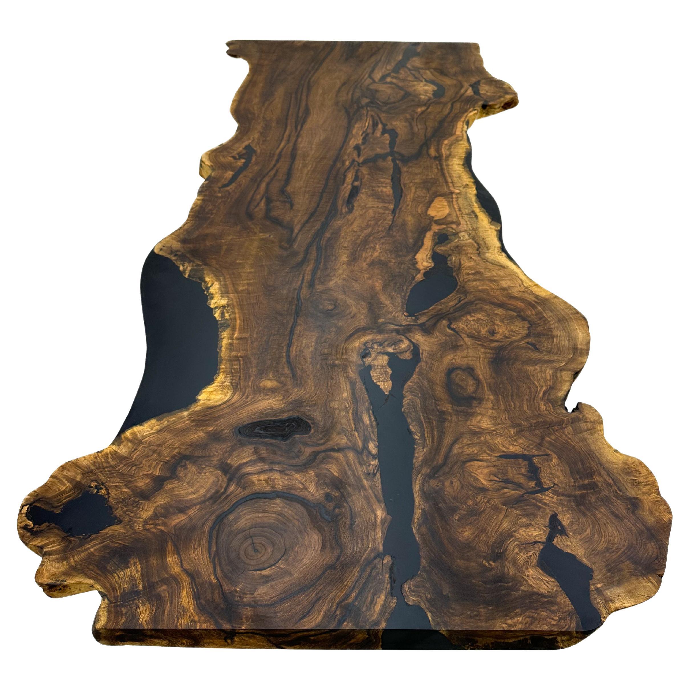 Mesa de comedor maciza de una pieza de madera de nogal con canto vivo