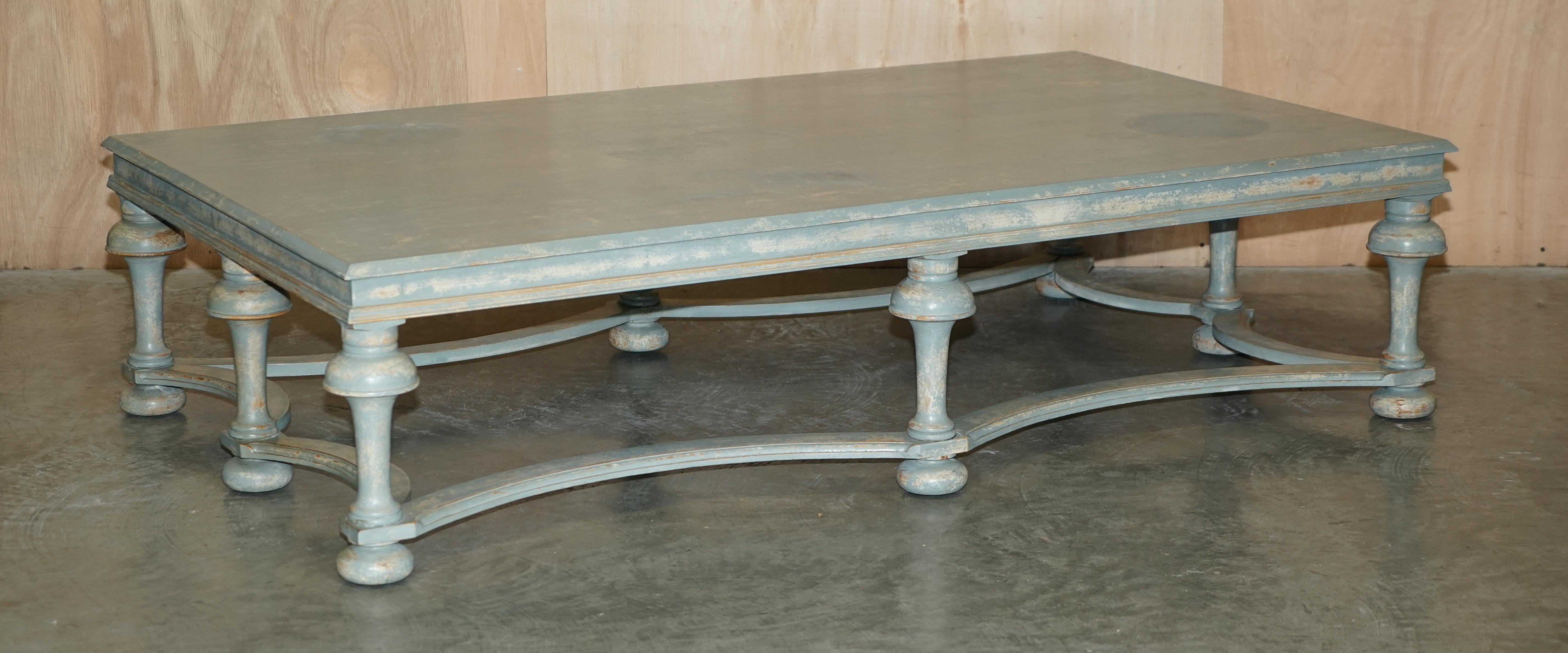 Royal House Antiques

Royal House Antiques freut sich, diesen absolut massiven, antik lackierten, auf sechs Säulen stehenden französischen Land-Couchtisch zum Verkauf anbieten zu können.

Bitte beachten Sie die Lieferkosten aufgeführt ist nur ein