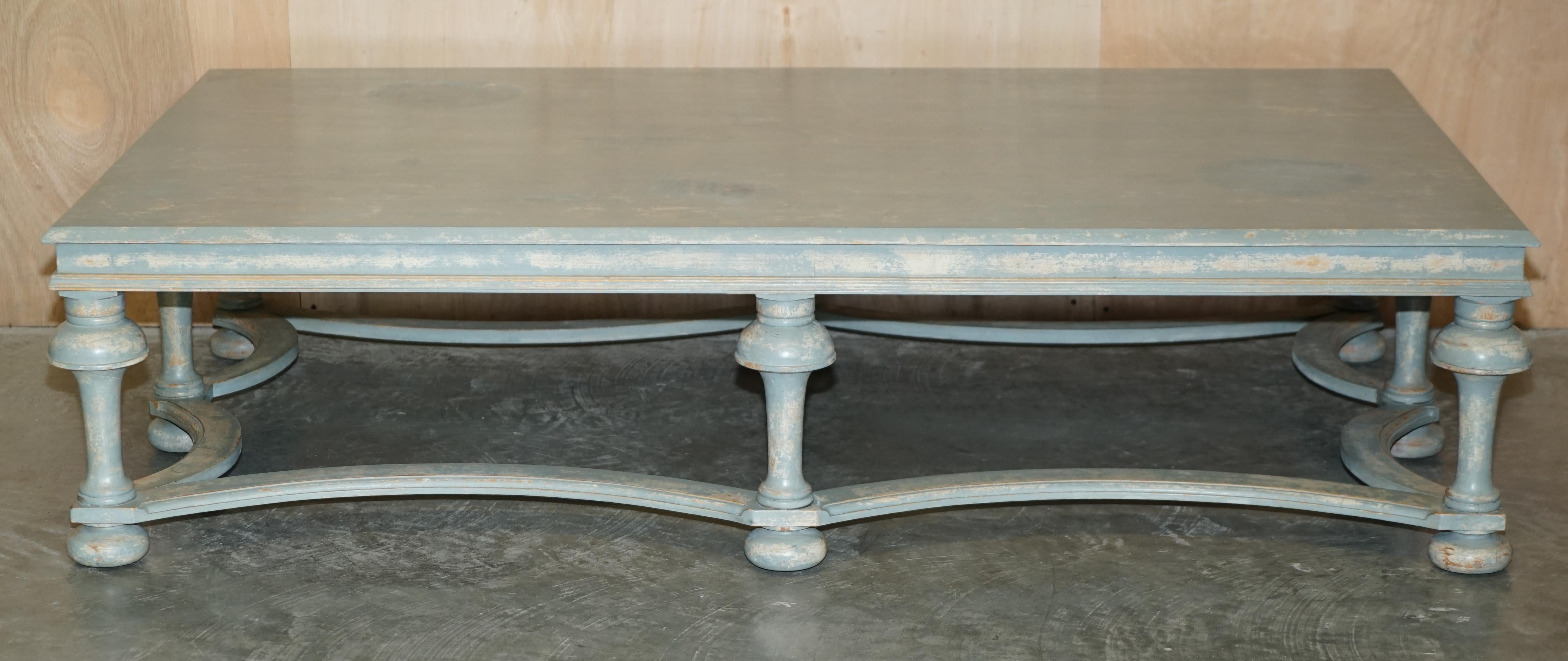 MASSIVER ORIGINALER PAiNT SIX PILLARS LEG FRANZÖSISCHER COUNTRY HOUSE COFFEE TABLE (Land) im Angebot