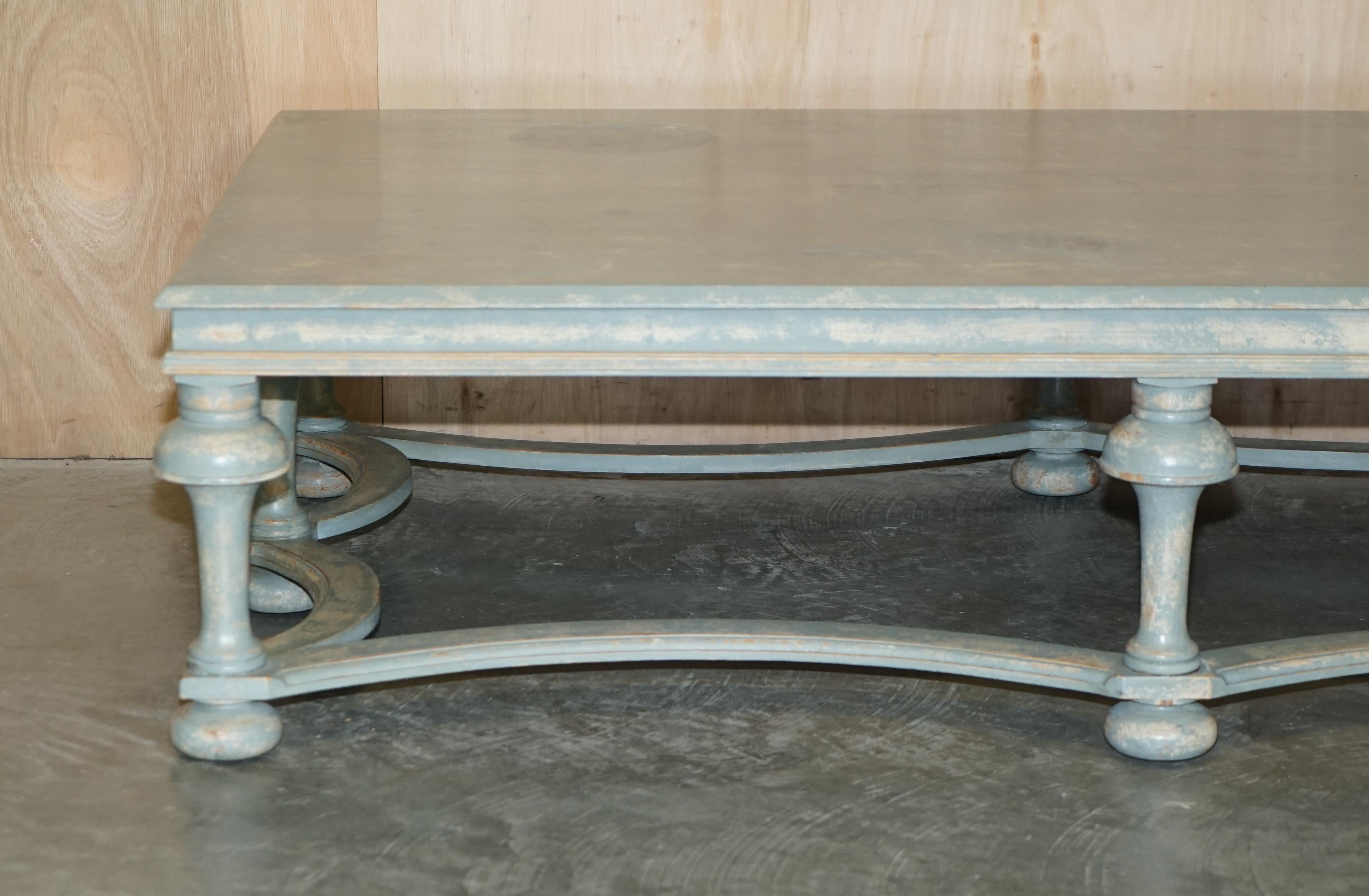 MASSIVER ORIGINALER PAiNT SIX PILLARS LEG FRANZÖSISCHER COUNTRY HOUSE COFFEE TABLE (Französisch) im Angebot