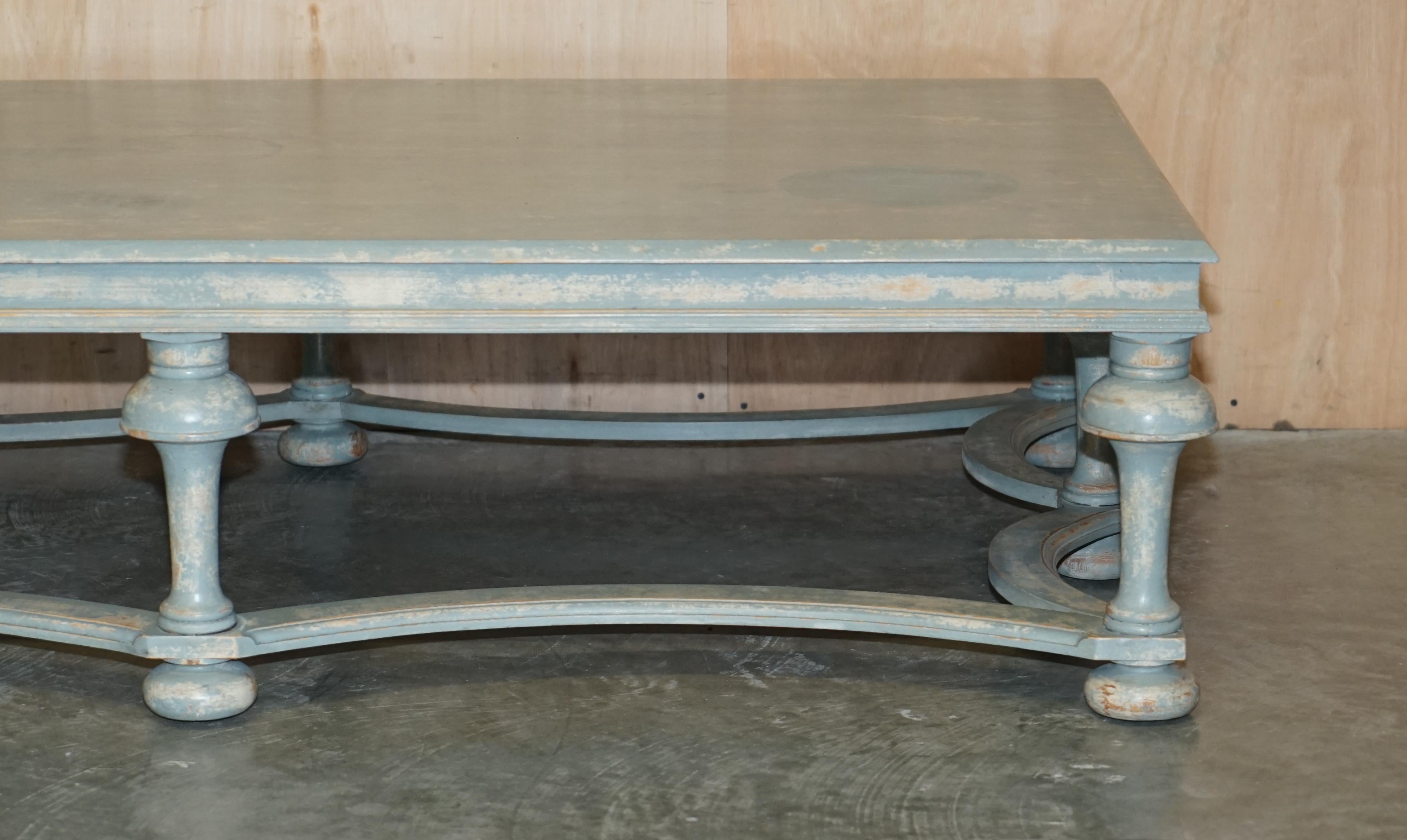 MASSIVER ORIGINALER PAiNT SIX PILLARS LEG FRANZÖSISCHER COUNTRY HOUSE COFFEE TABLE (Gemalt) im Angebot