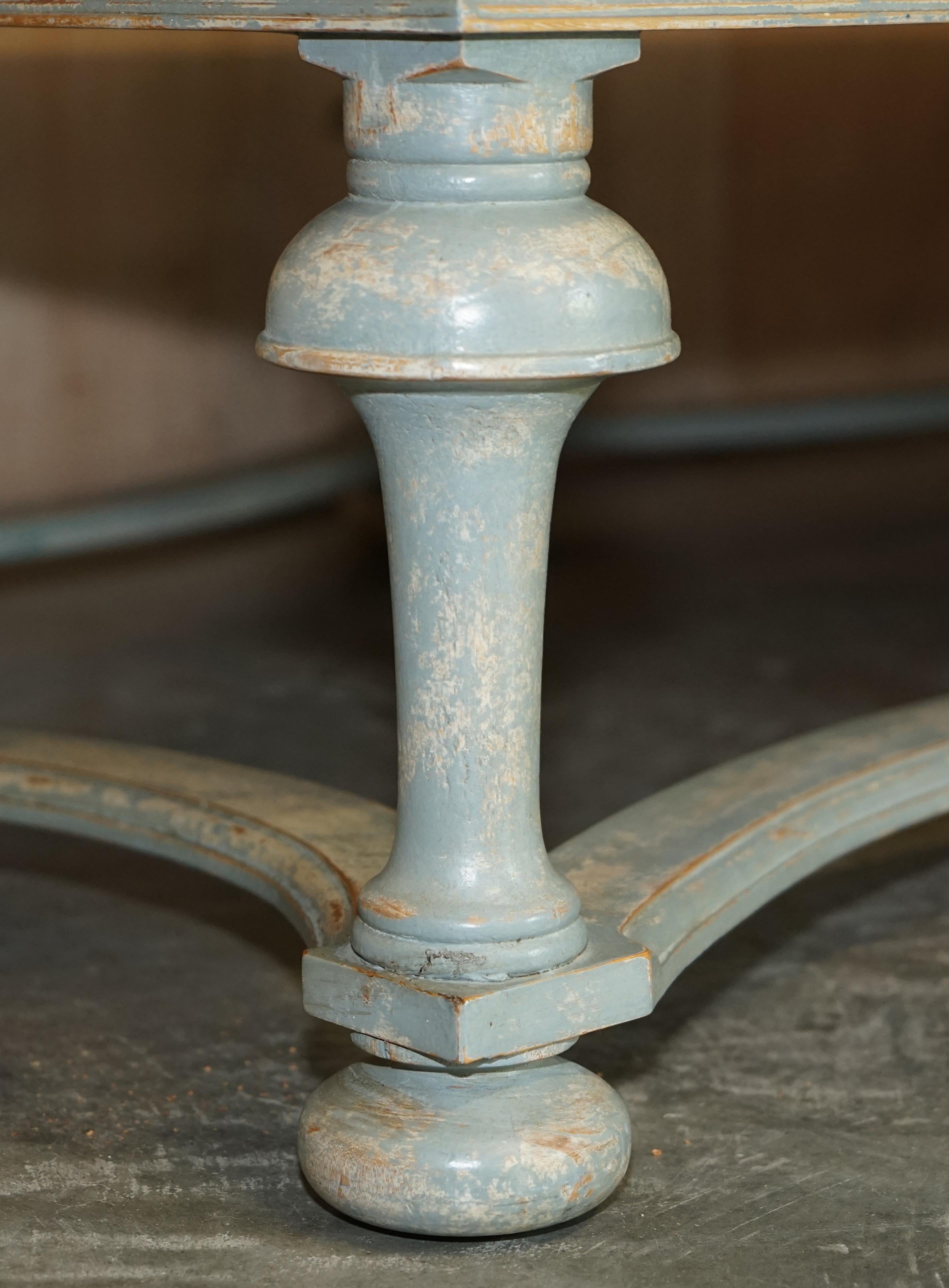 MASSIVER ORIGINALER PAiNT SIX PILLARS LEG FRANZÖSISCHER COUNTRY HOUSE COFFEE TABLE (Eichenholz) im Angebot