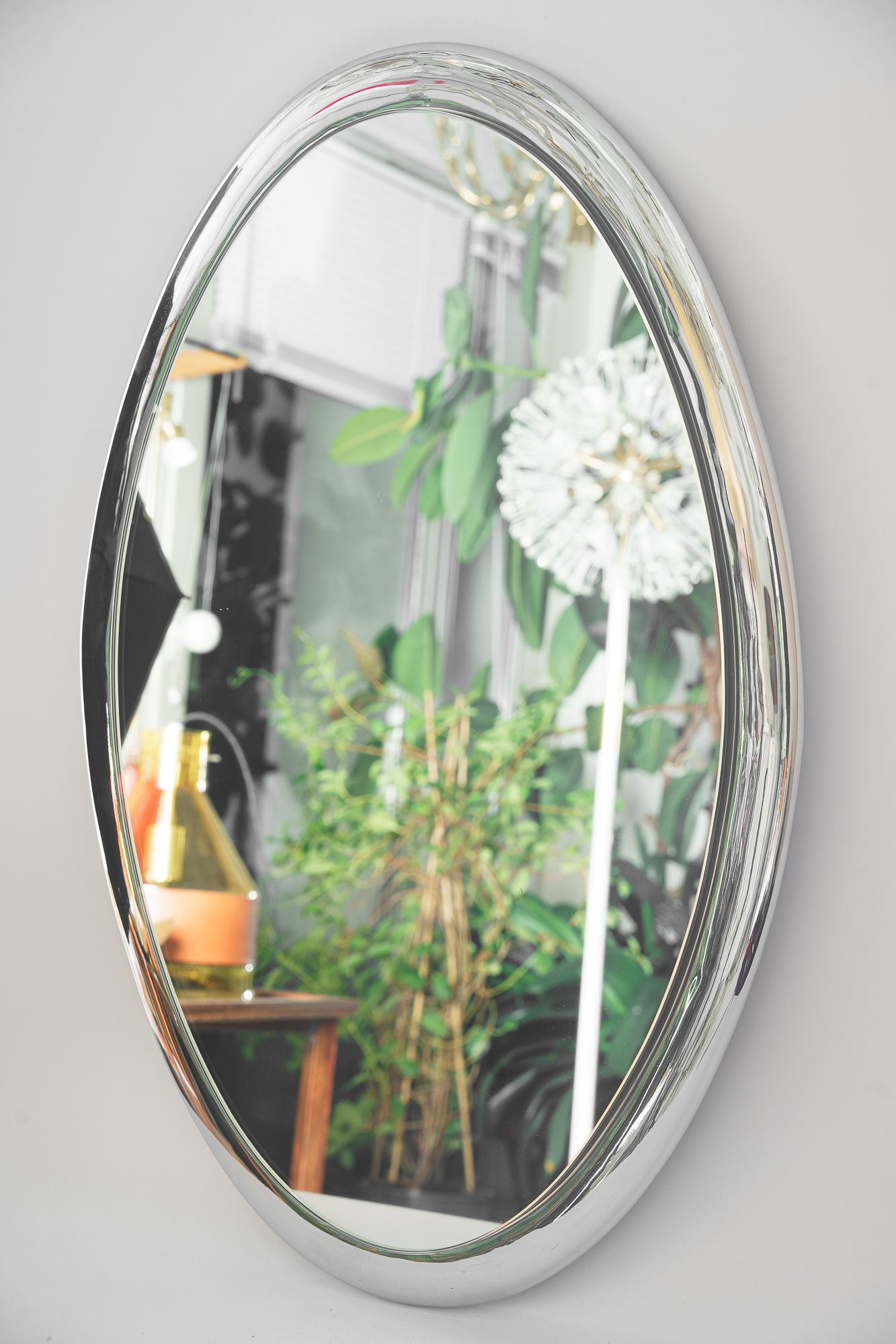 Massive Oval chrome mirror around 1970s In Good Condition For Sale In Wien, AT