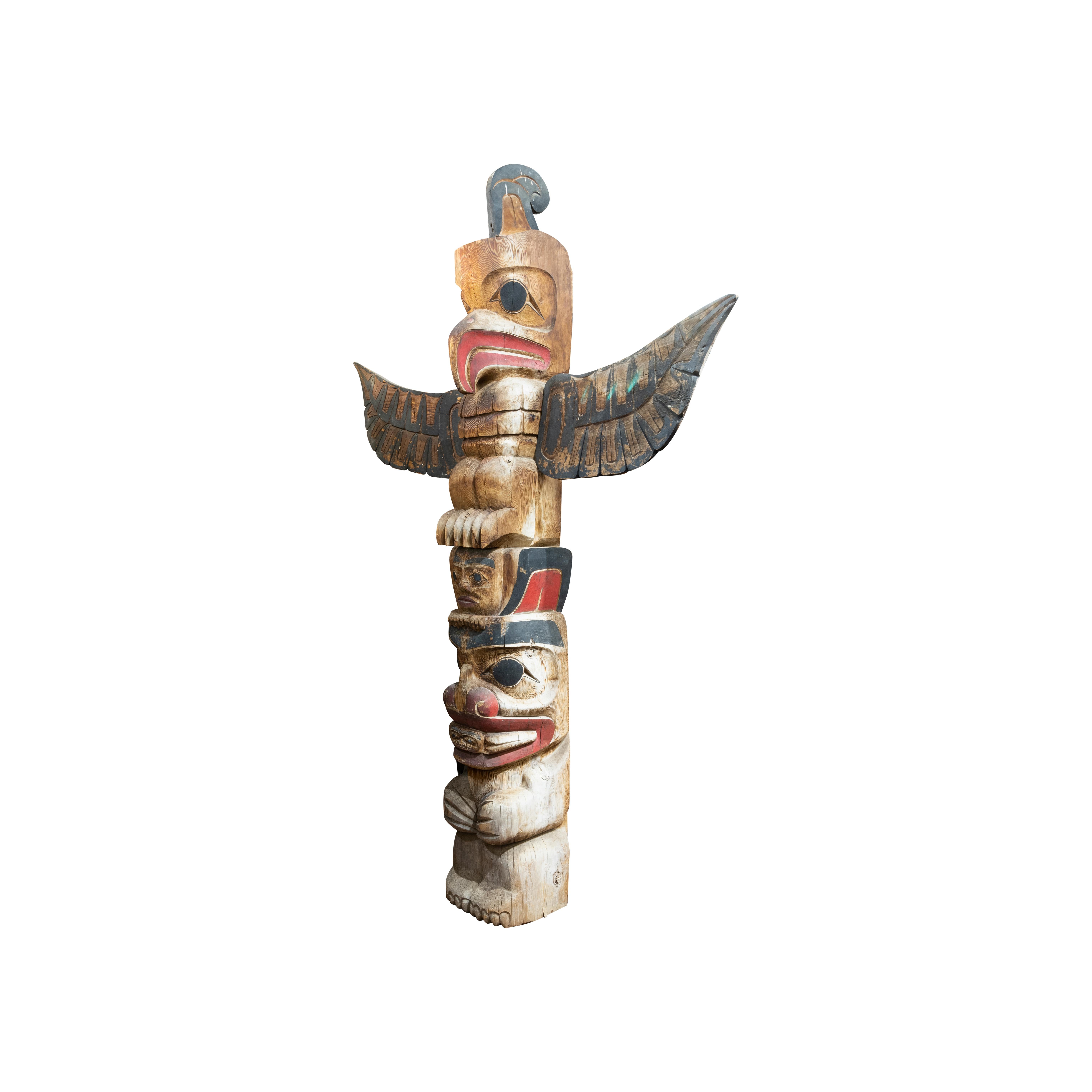 Sculpté Paire de totems amérindiens sculptés de style Salish massif en vente