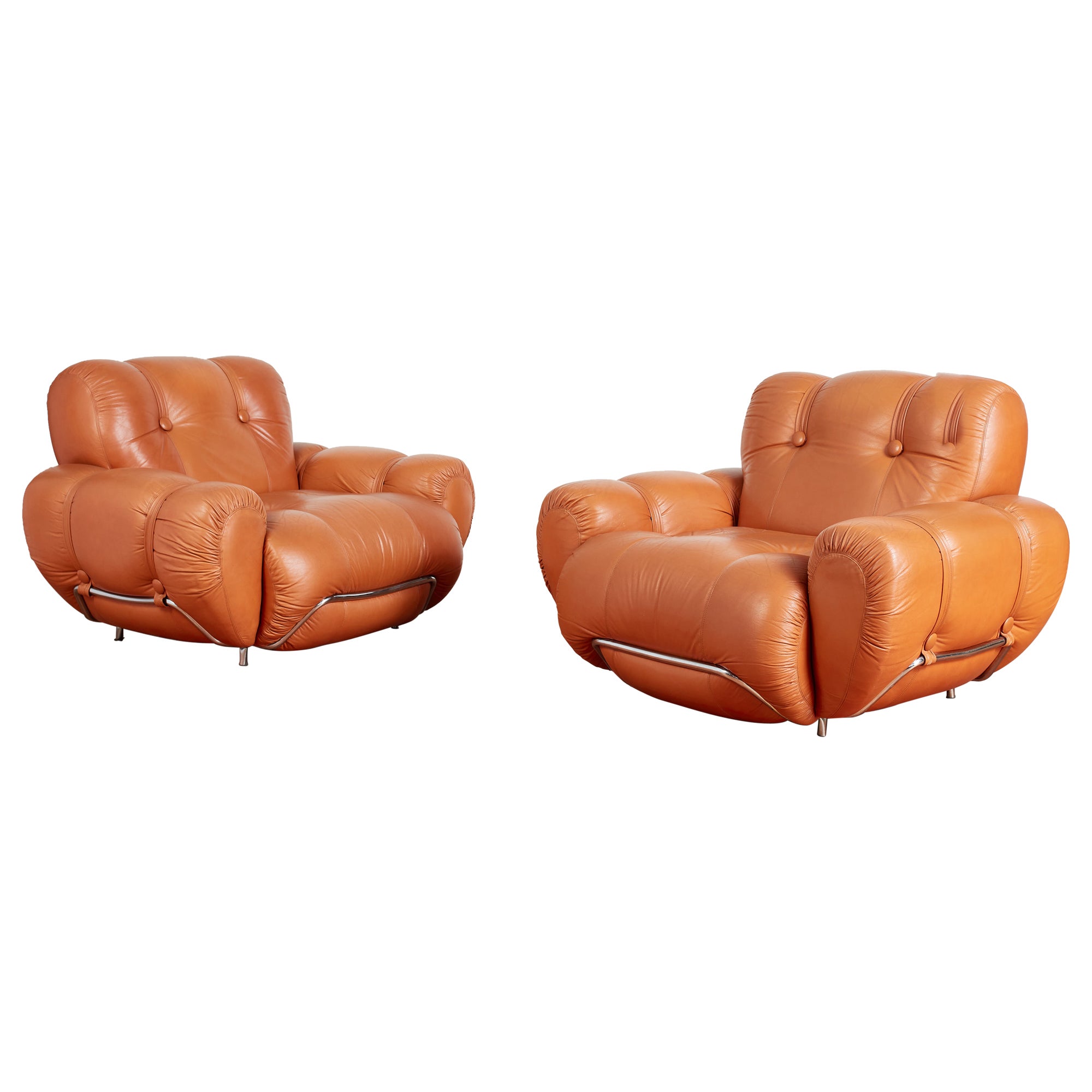 Massives Paar italienischer Clubstühle aus den 1970er Jahren im Angebot