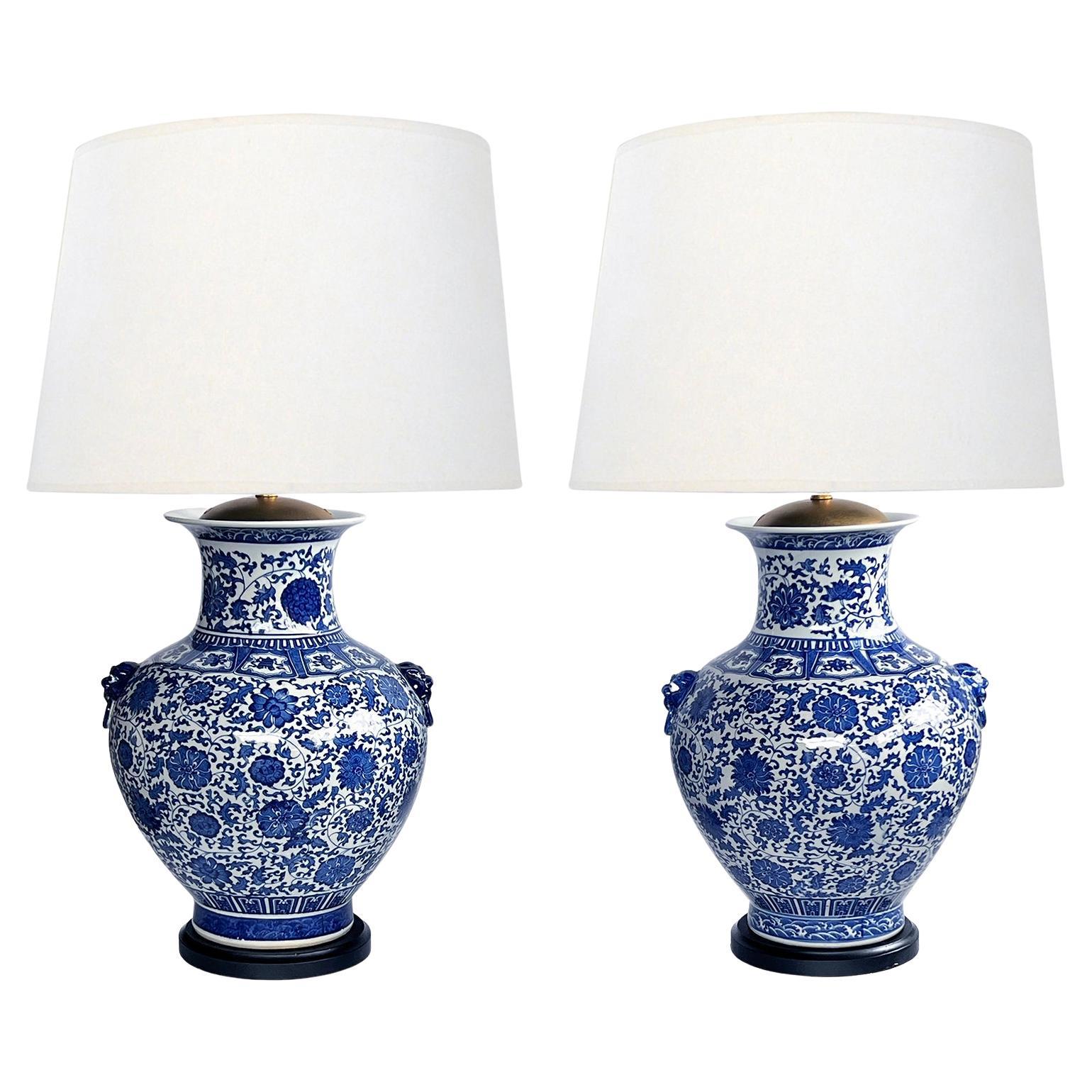Paire massive de lampes chinoises bleues et blanches en forme d'urne en vente